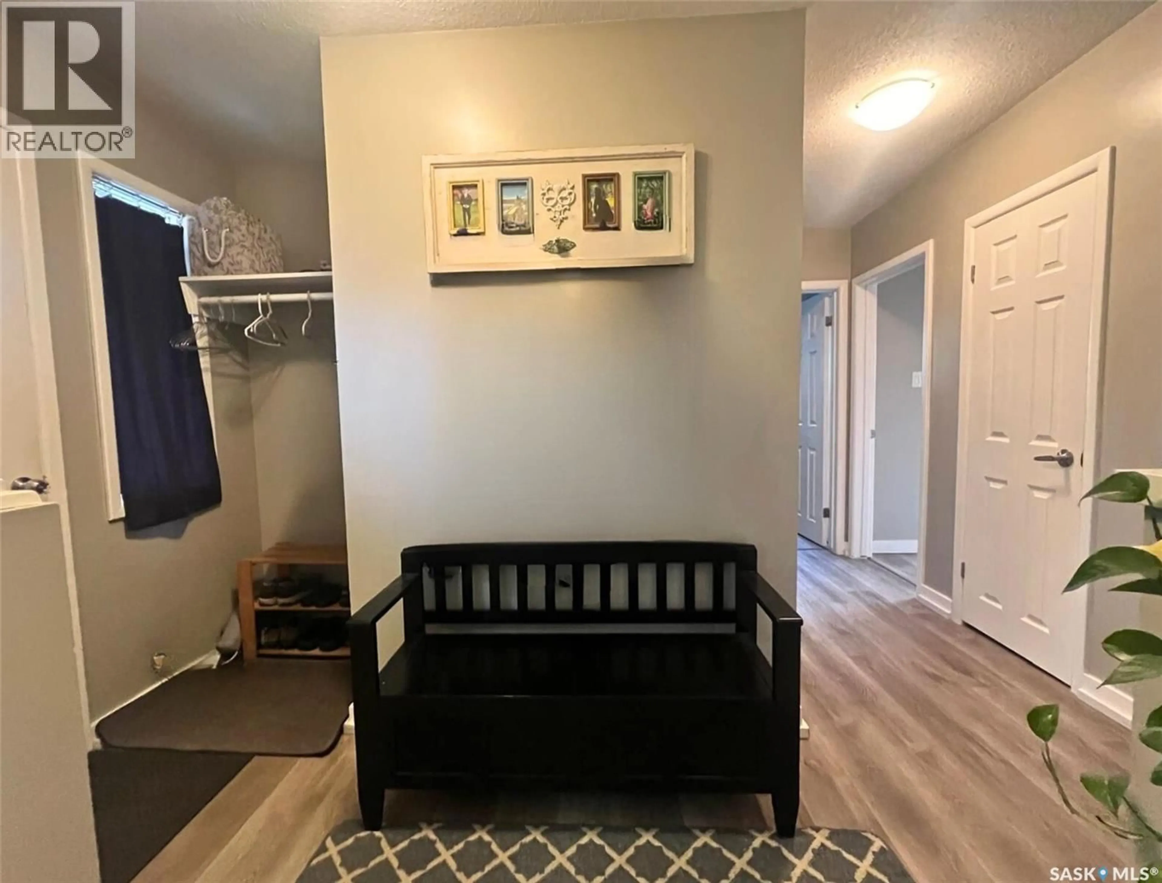 Indoor entryway for 437 4TH AVENUE, Swift Current Saskatchewan S9H0V3