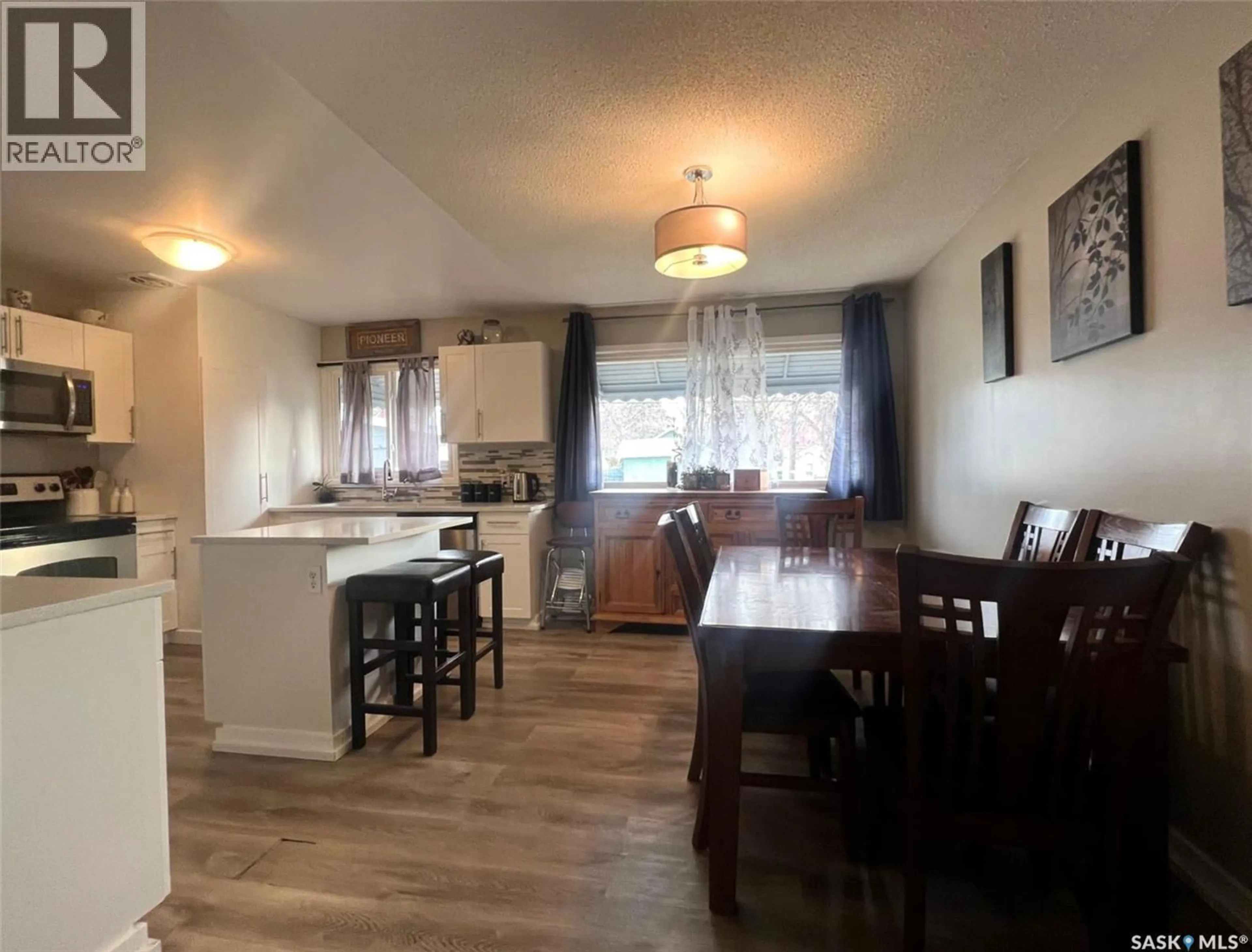 Dining room, wood/laminate floor for 437 4TH AVENUE, Swift Current Saskatchewan S9H0V3