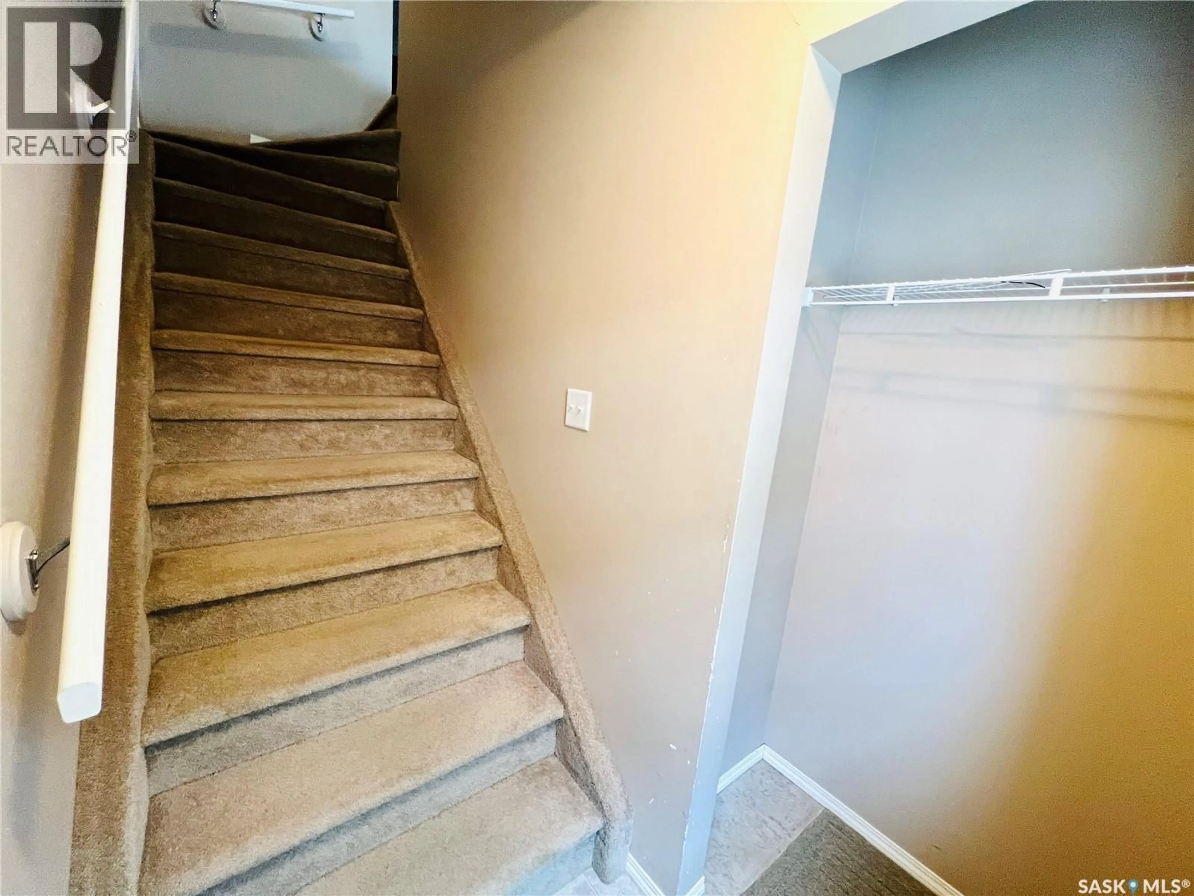 Stairs for 700 - 323 BATTLEFORD TRAIL, Swift Current Saskatchewan S9H4V9