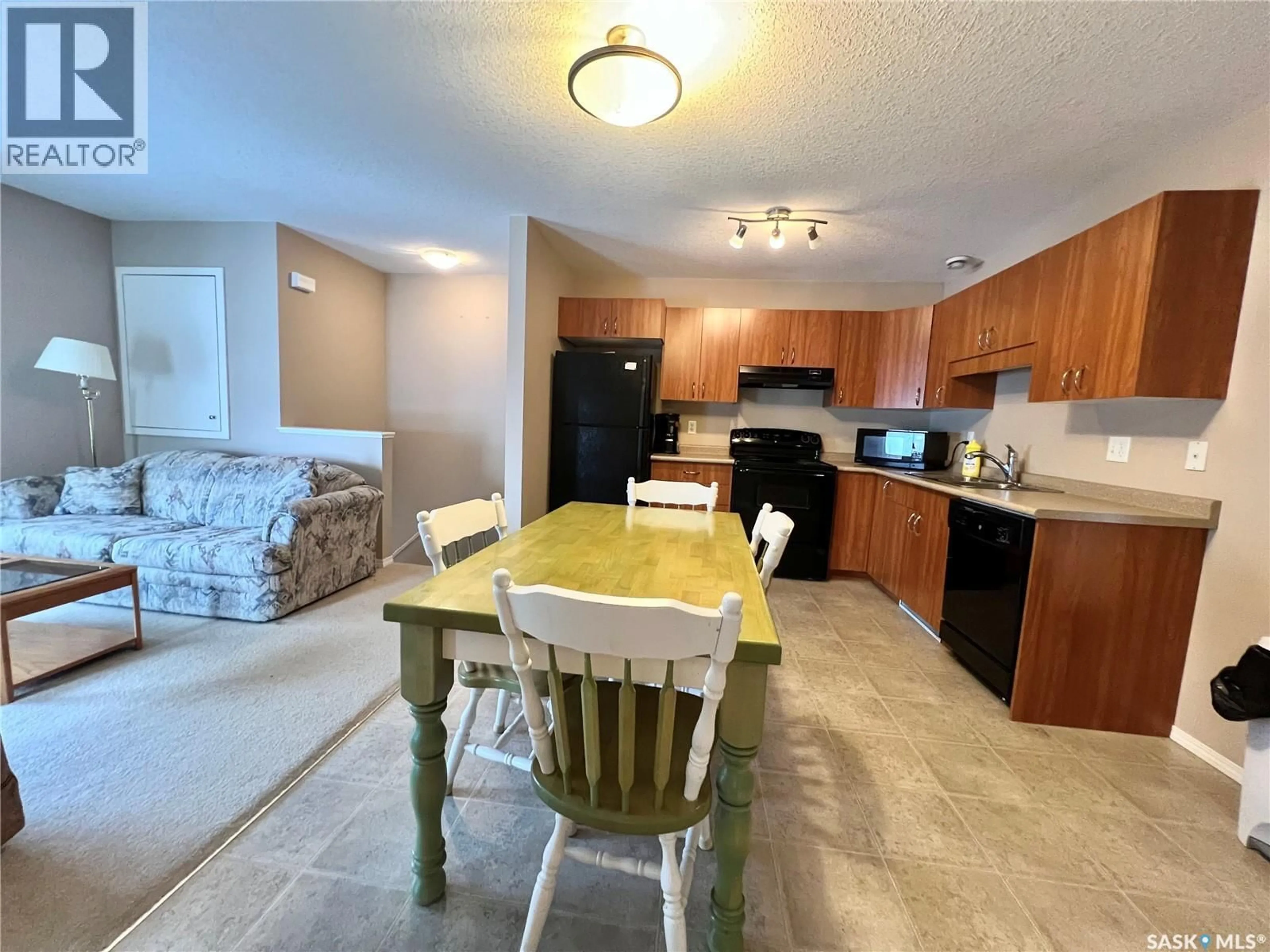 Open concept kitchen, unknown for 700 - 323 BATTLEFORD TRAIL, Swift Current Saskatchewan S9H4V9