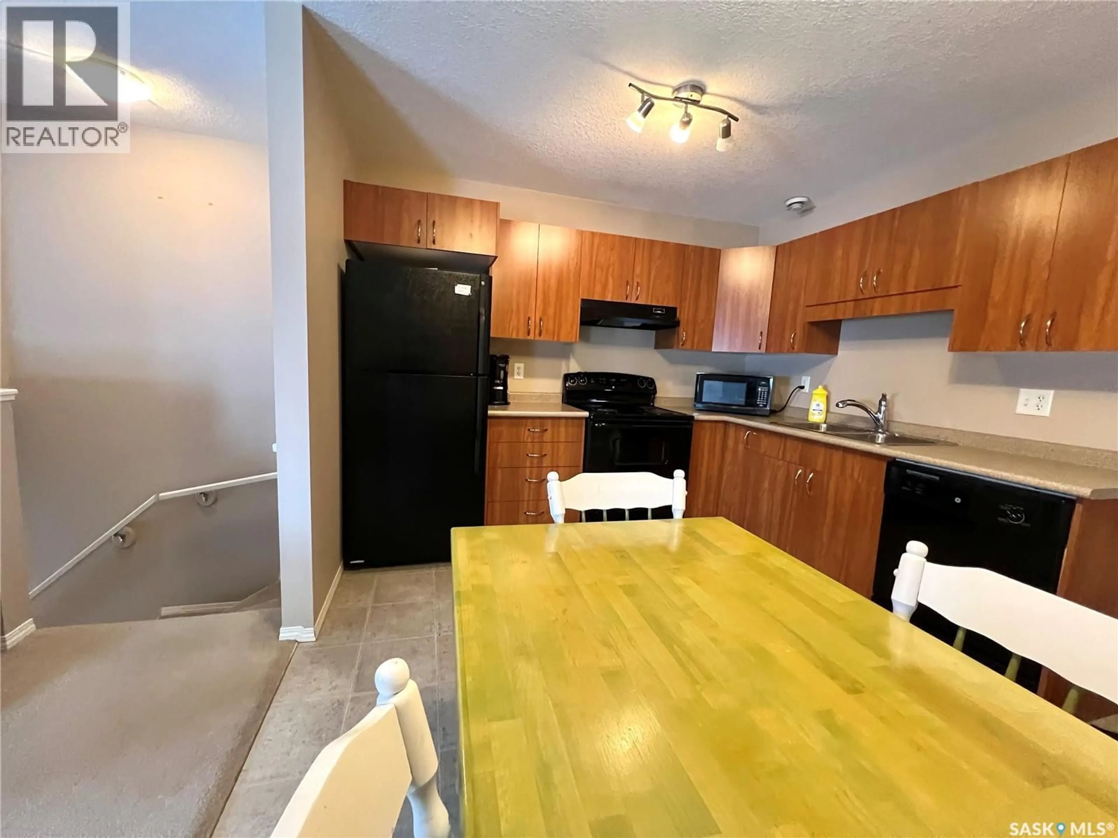 Standard kitchen, unknown for 700 - 323 BATTLEFORD TRAIL, Swift Current Saskatchewan S9H4V9