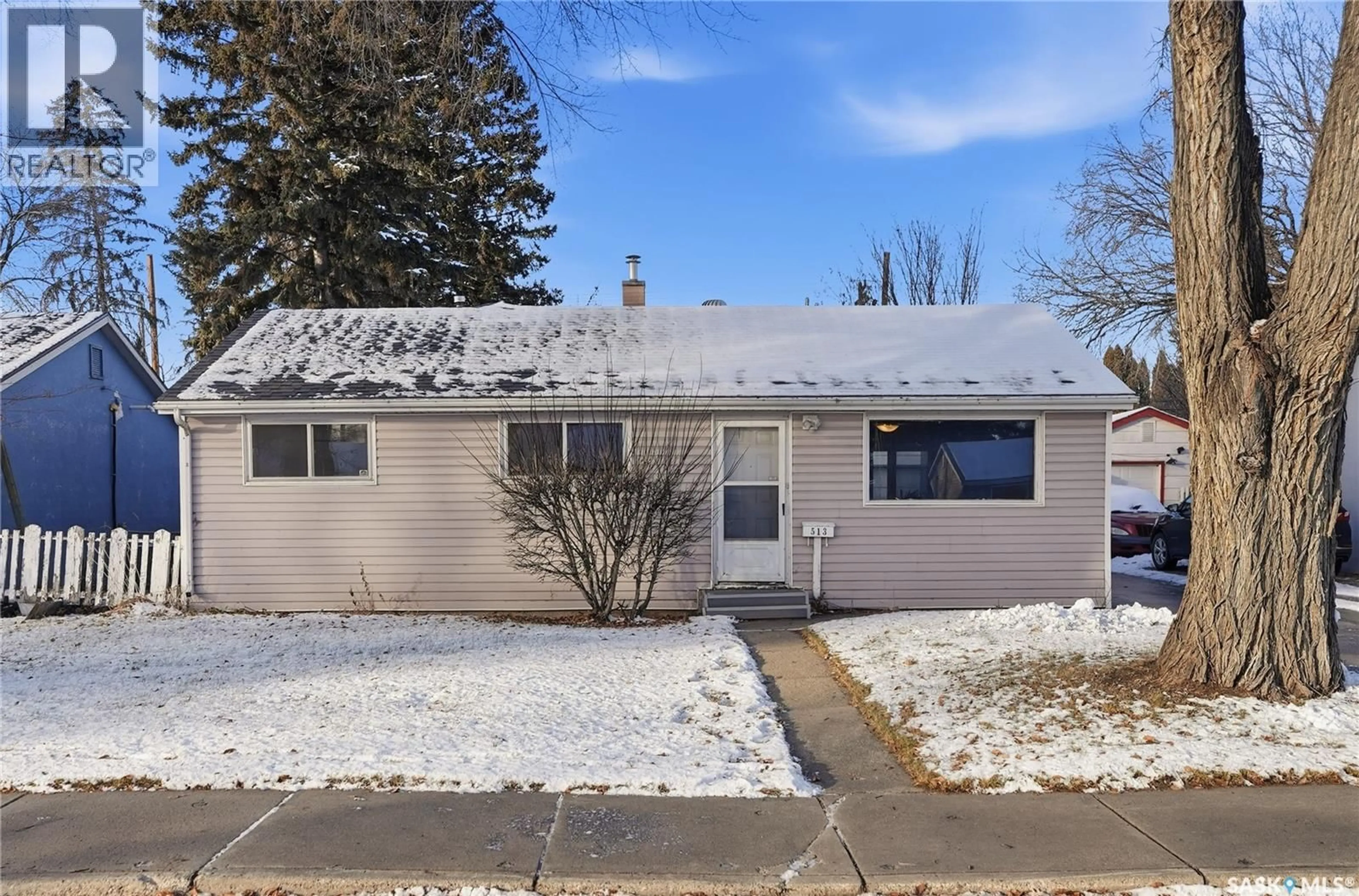 Home with vinyl exterior material, street for 513 S AVENUE N, Saskatoon Saskatchewan S7L3A2