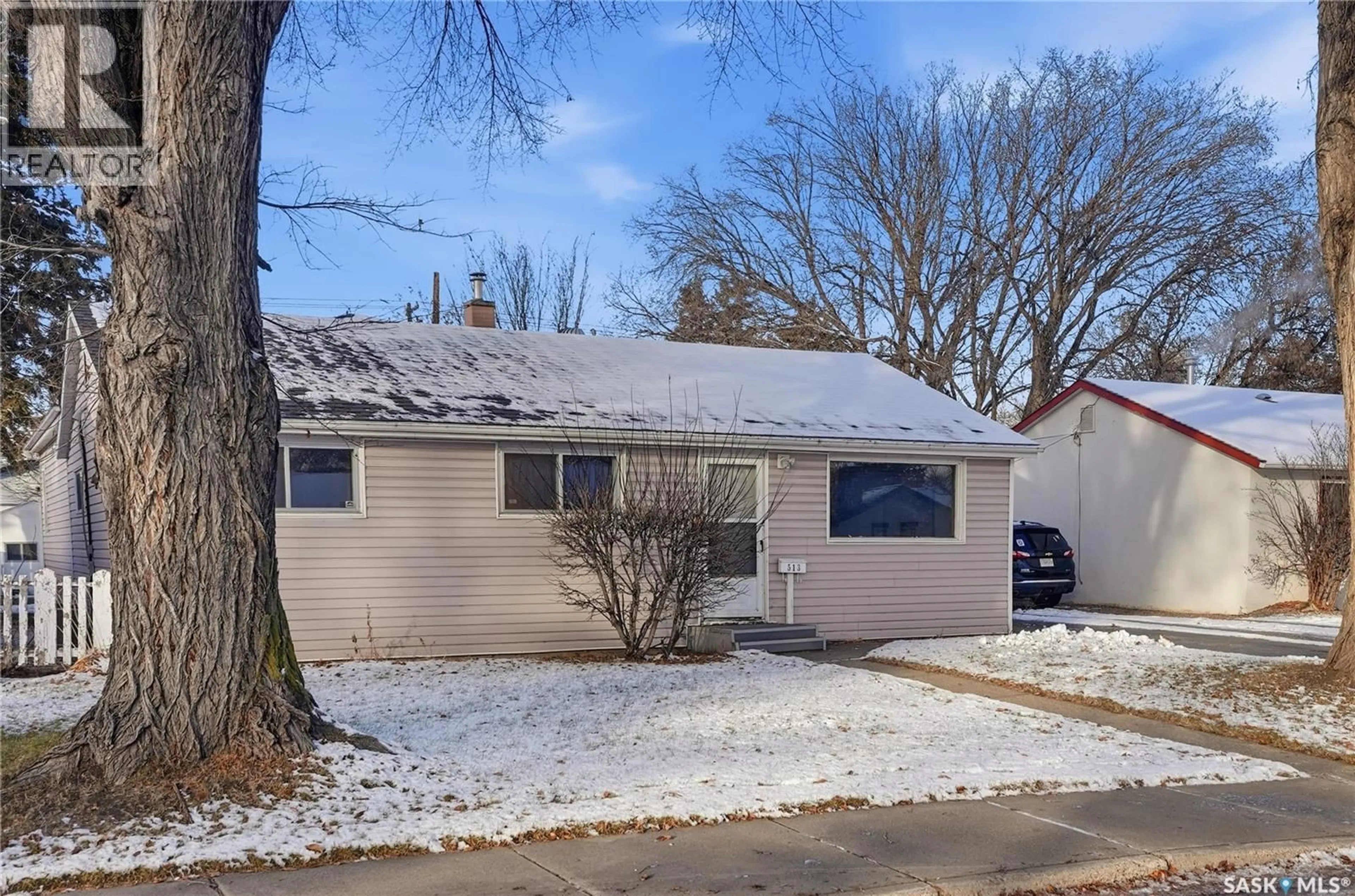 Home with vinyl exterior material, street for 513 S AVENUE N, Saskatoon Saskatchewan S7L3A2