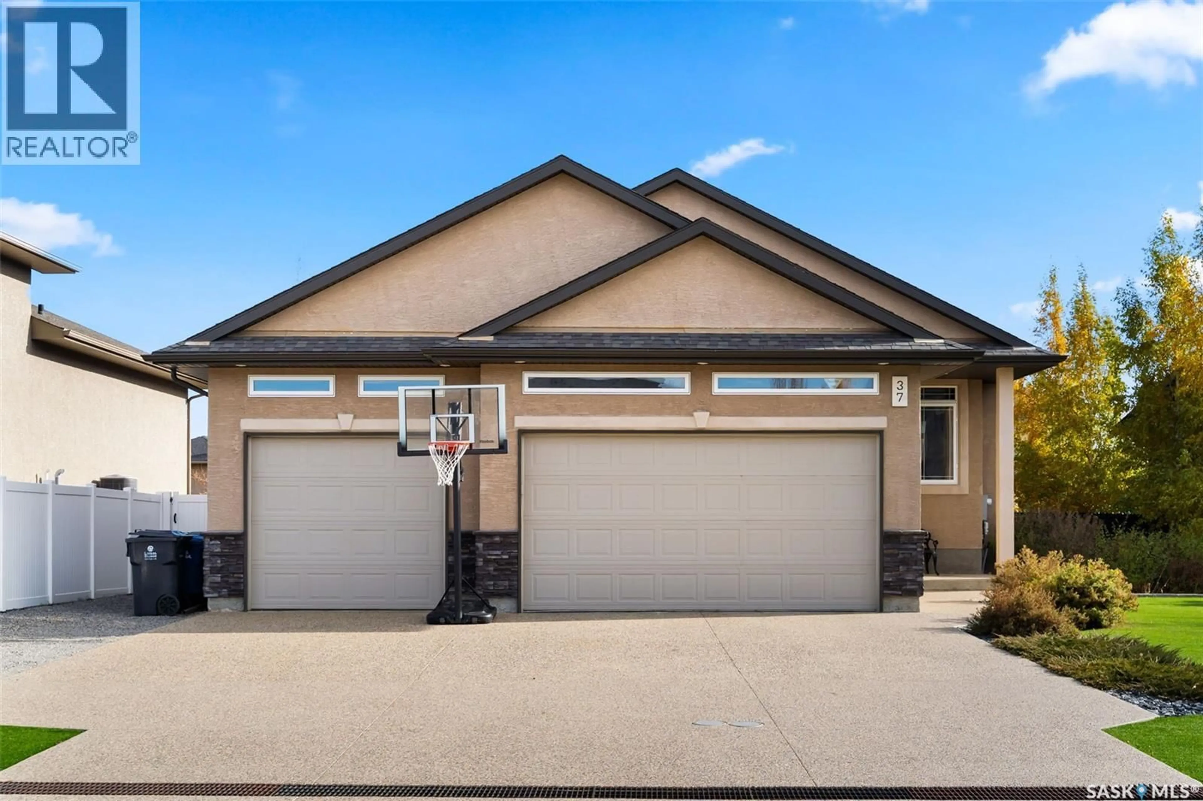 Indoor garage for 37 CHURCHILL CRESCENT, White City Saskatchewan S4L0C2