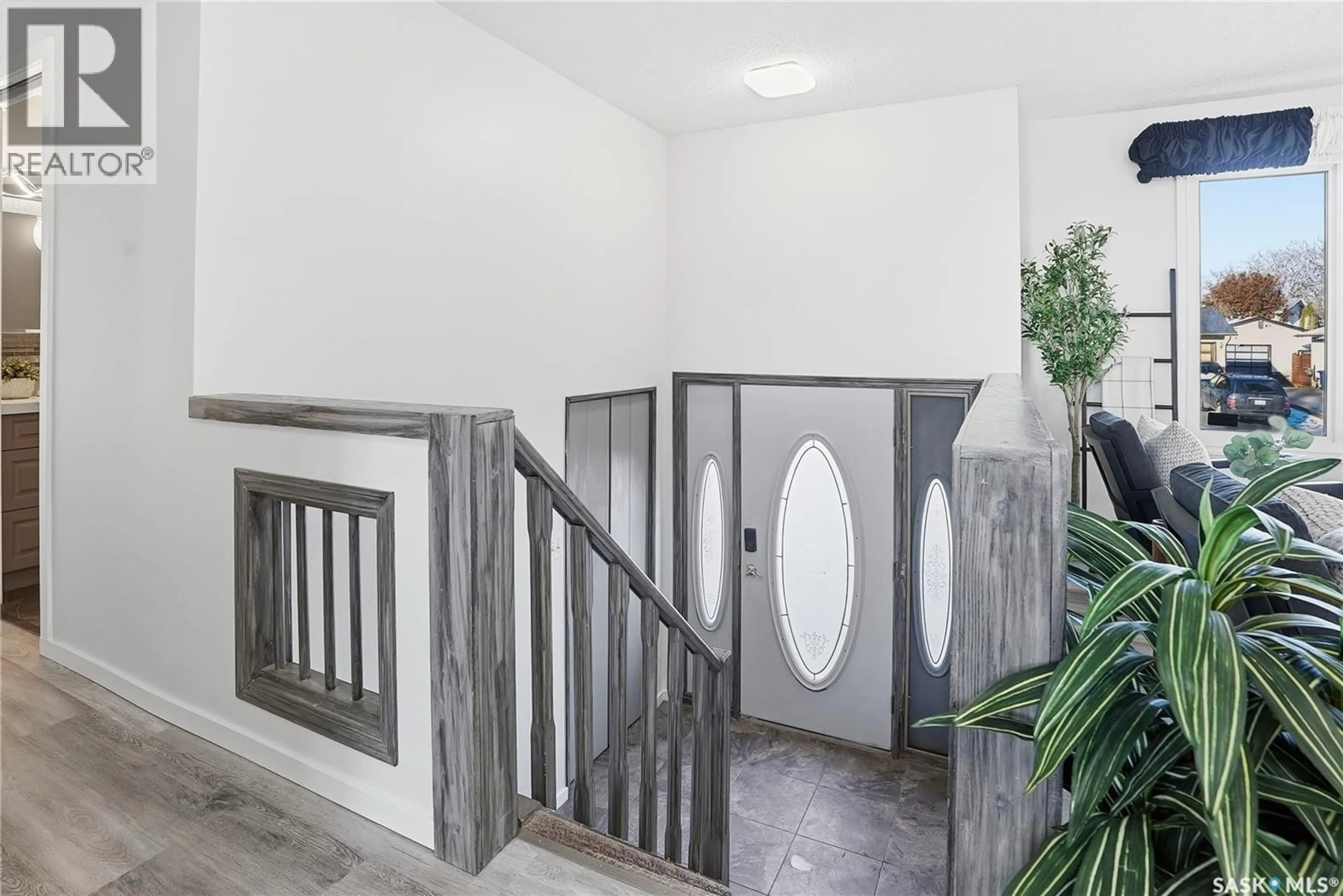 Indoor foyer for 582 APPLEBY DRIVE, Saskatoon Saskatchewan S7M4B8