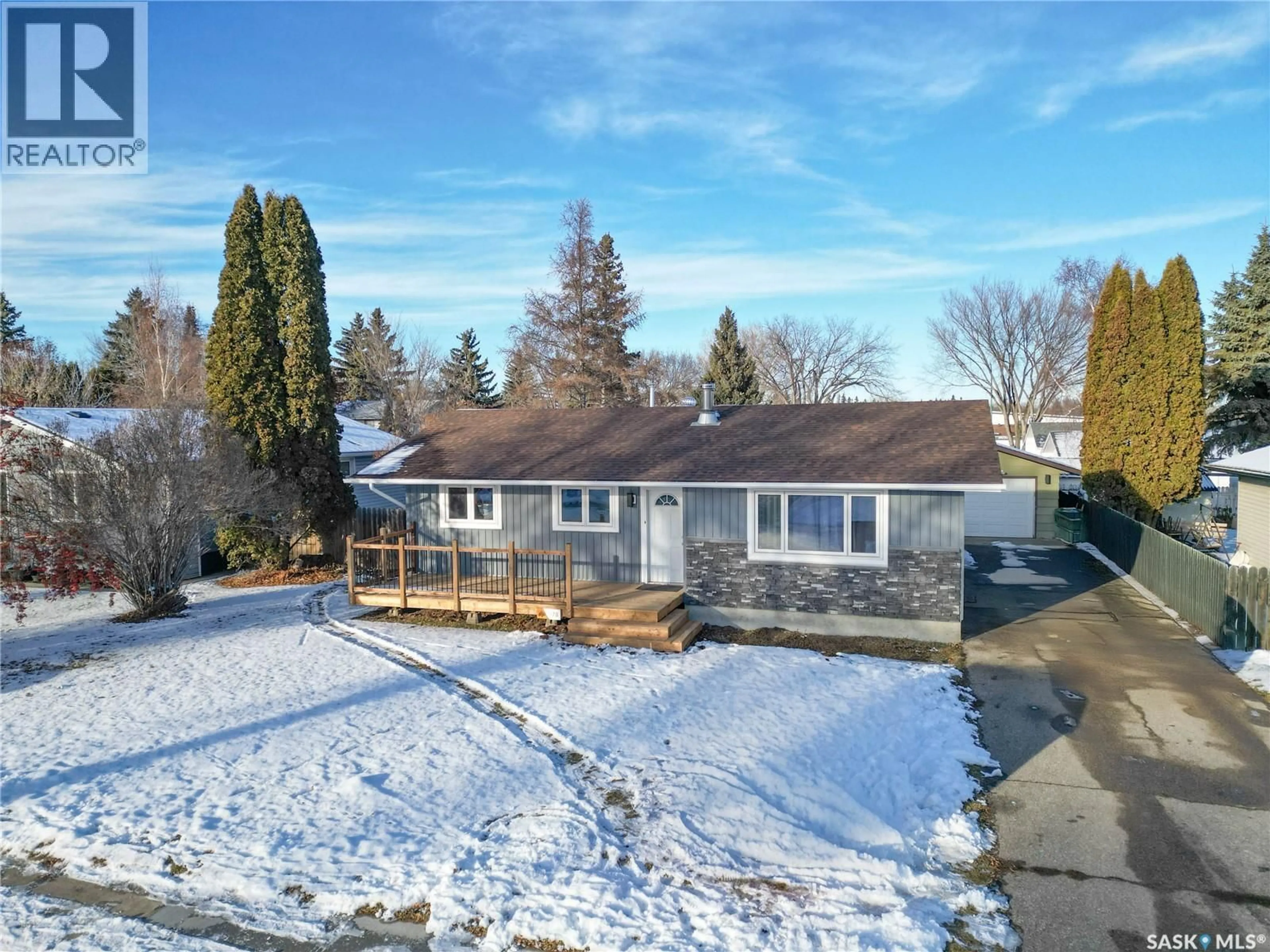 A pic from outside/outdoor area/front of a property/back of a property/a pic from drone, street for 978 FRASER PLACE, Prince Albert Saskatchewan S6V2T7