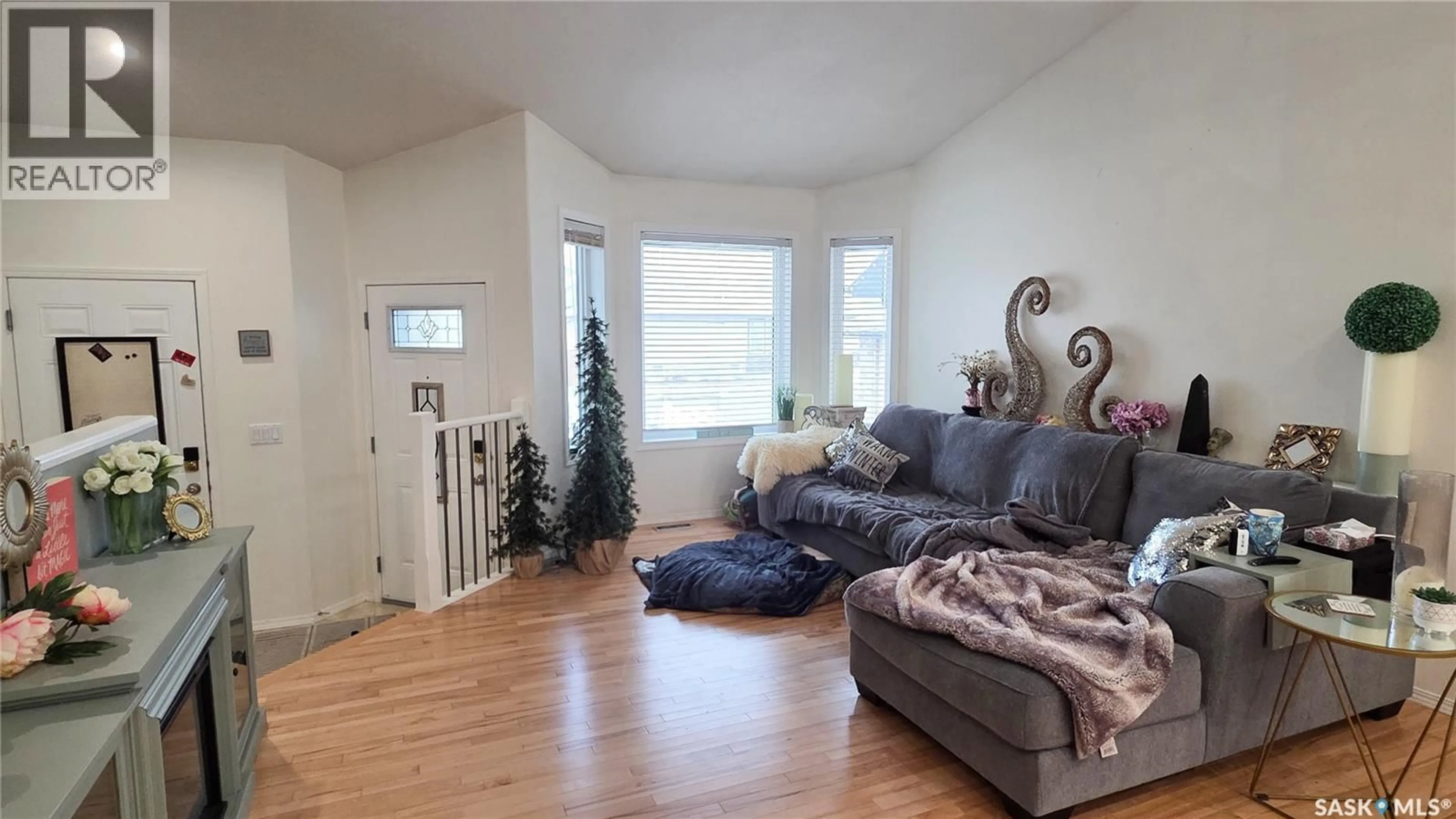 Living room with furniture, unknown for 815 LYND CRESCENT, Saskatoon Saskatchewan S7T0C5