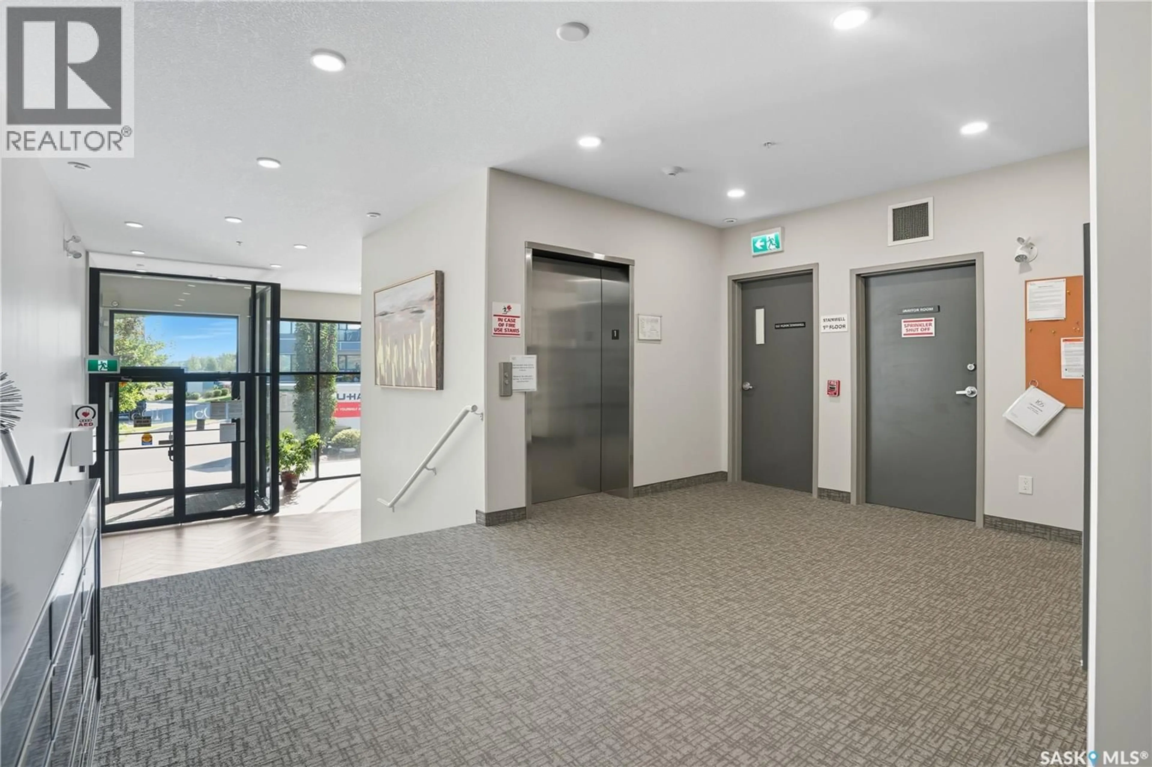 Indoor foyer for 105 - 220 WILLIS CRESCENT, Saskatoon Saskatchewan S7T0Z3