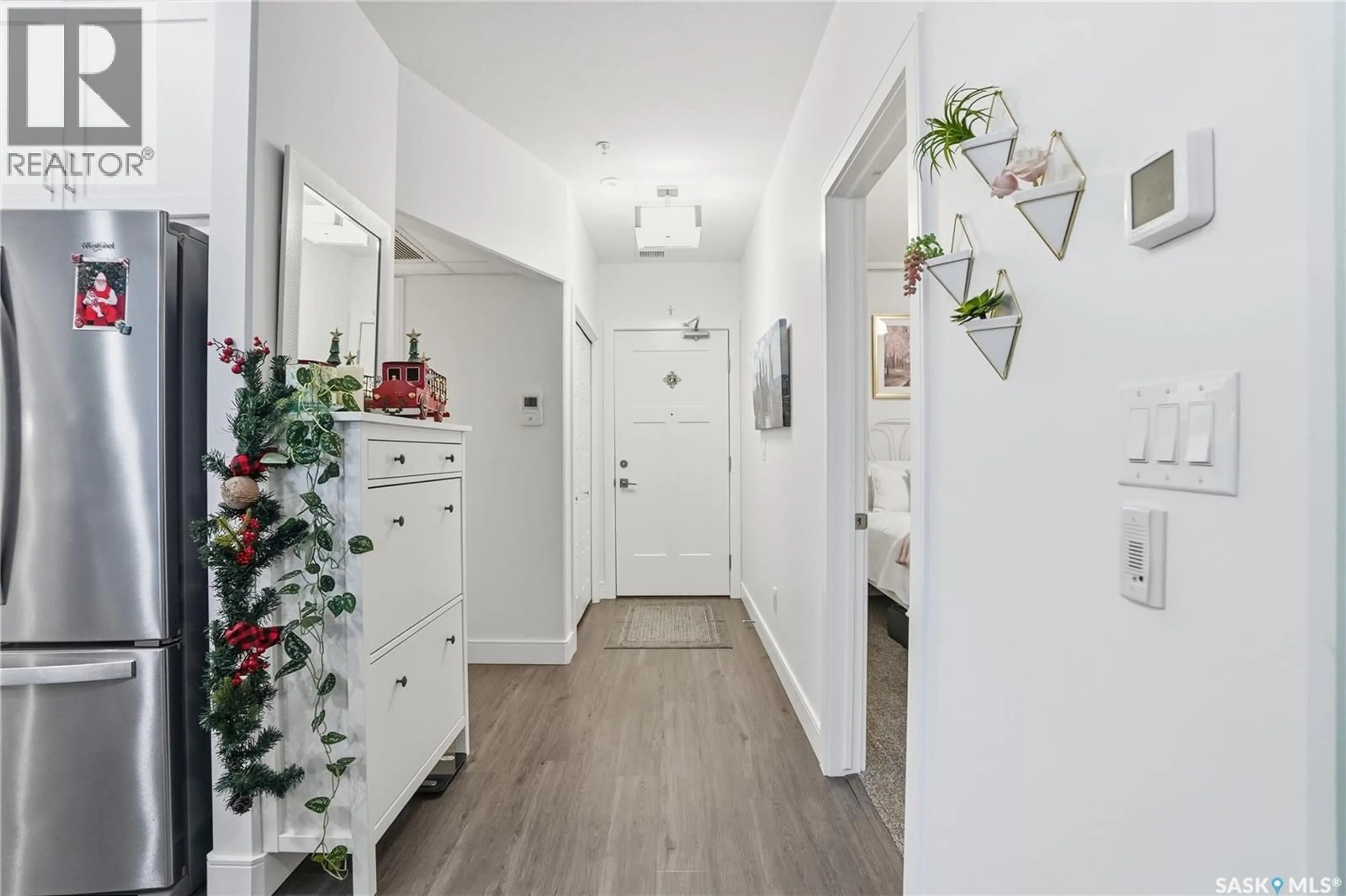 Indoor entryway for 105 - 220 WILLIS CRESCENT, Saskatoon Saskatchewan S7T0Z3