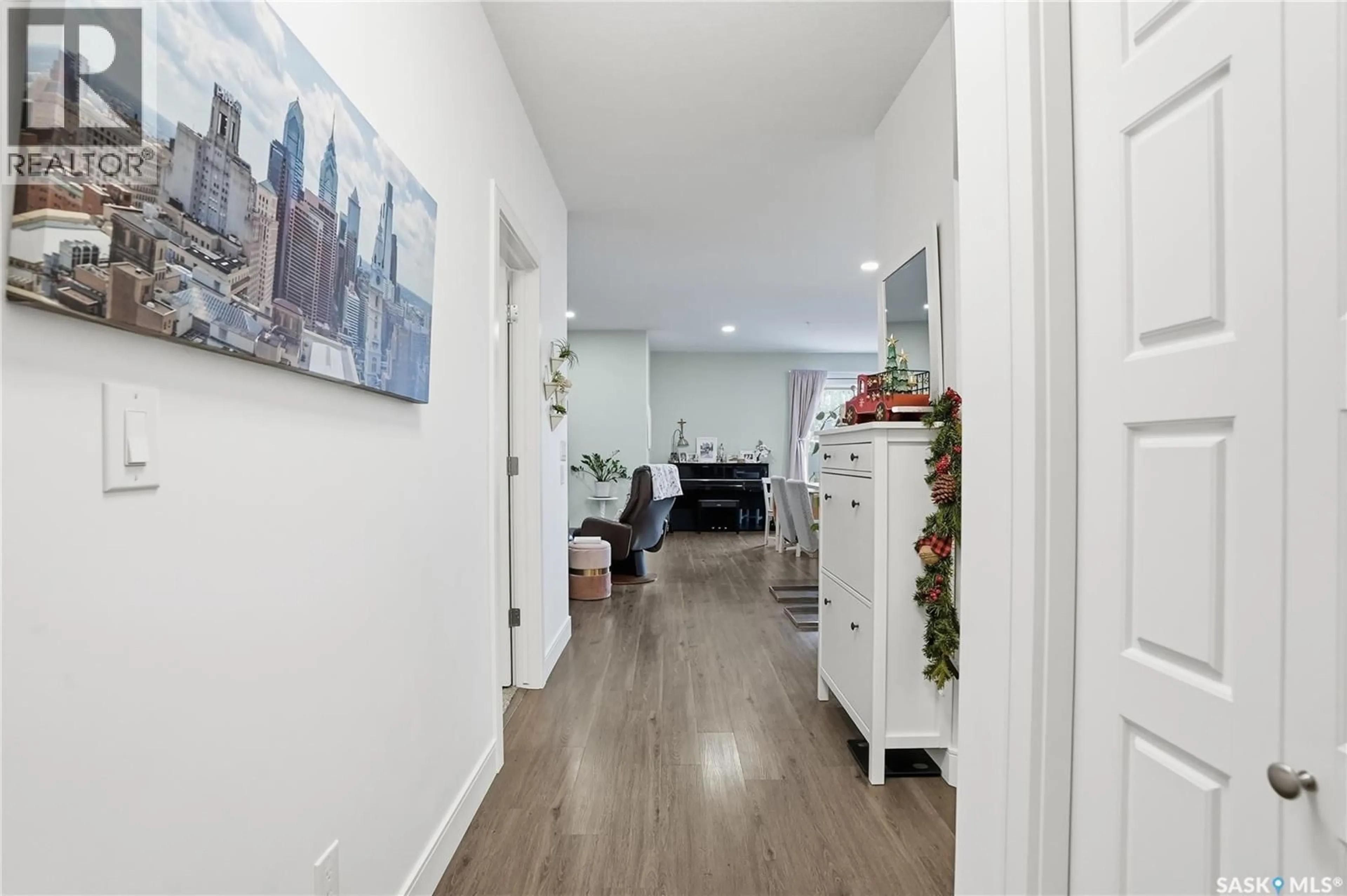 Indoor entryway for 105 - 220 WILLIS CRESCENT, Saskatoon Saskatchewan S7T0Z3