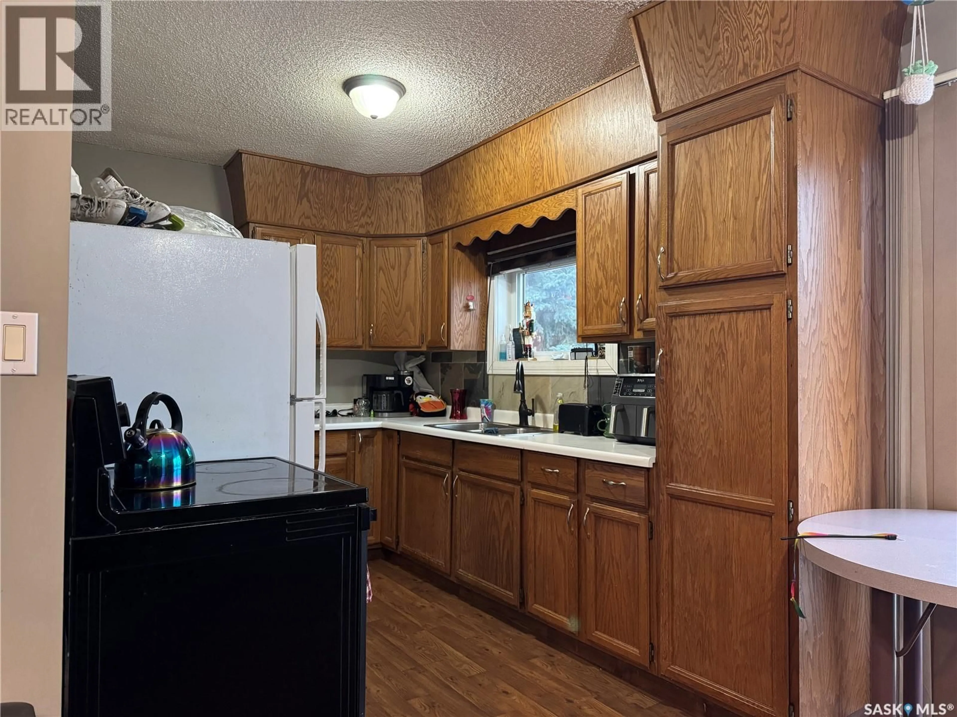 Standard kitchen, unknown for 211 8TH STREET, Wynyard Saskatchewan S0A4T0