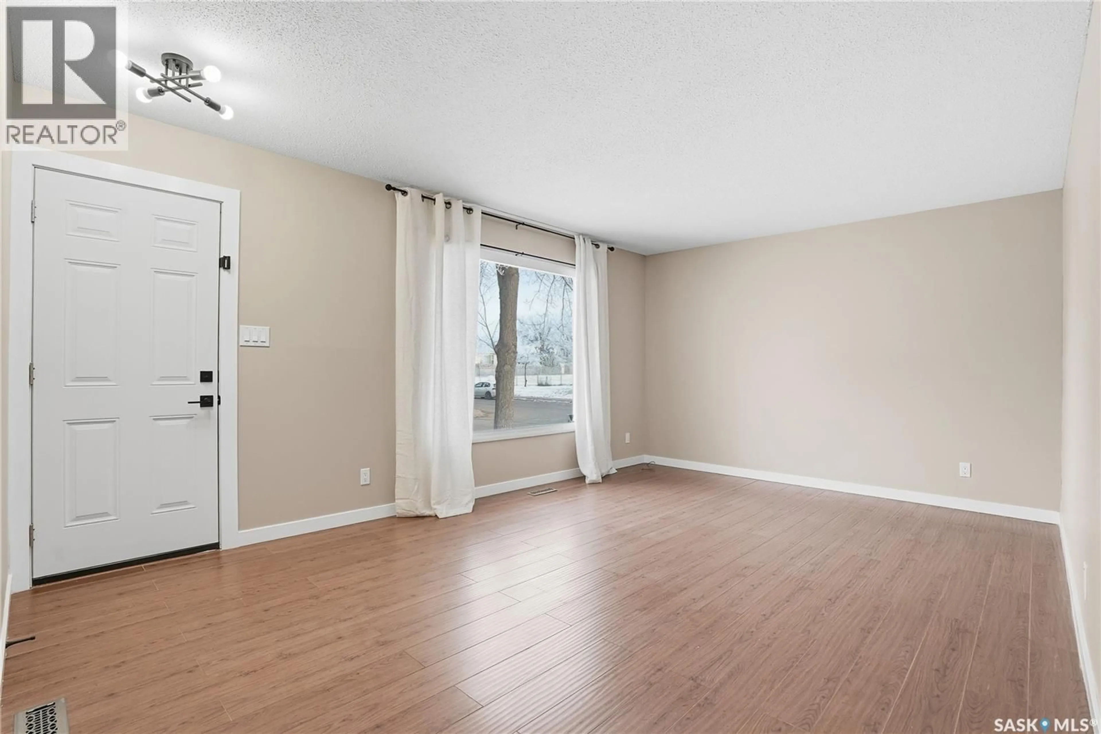 A pic of a room for 433 K AVENUE, Saskatoon Saskatchewan S7L2M5