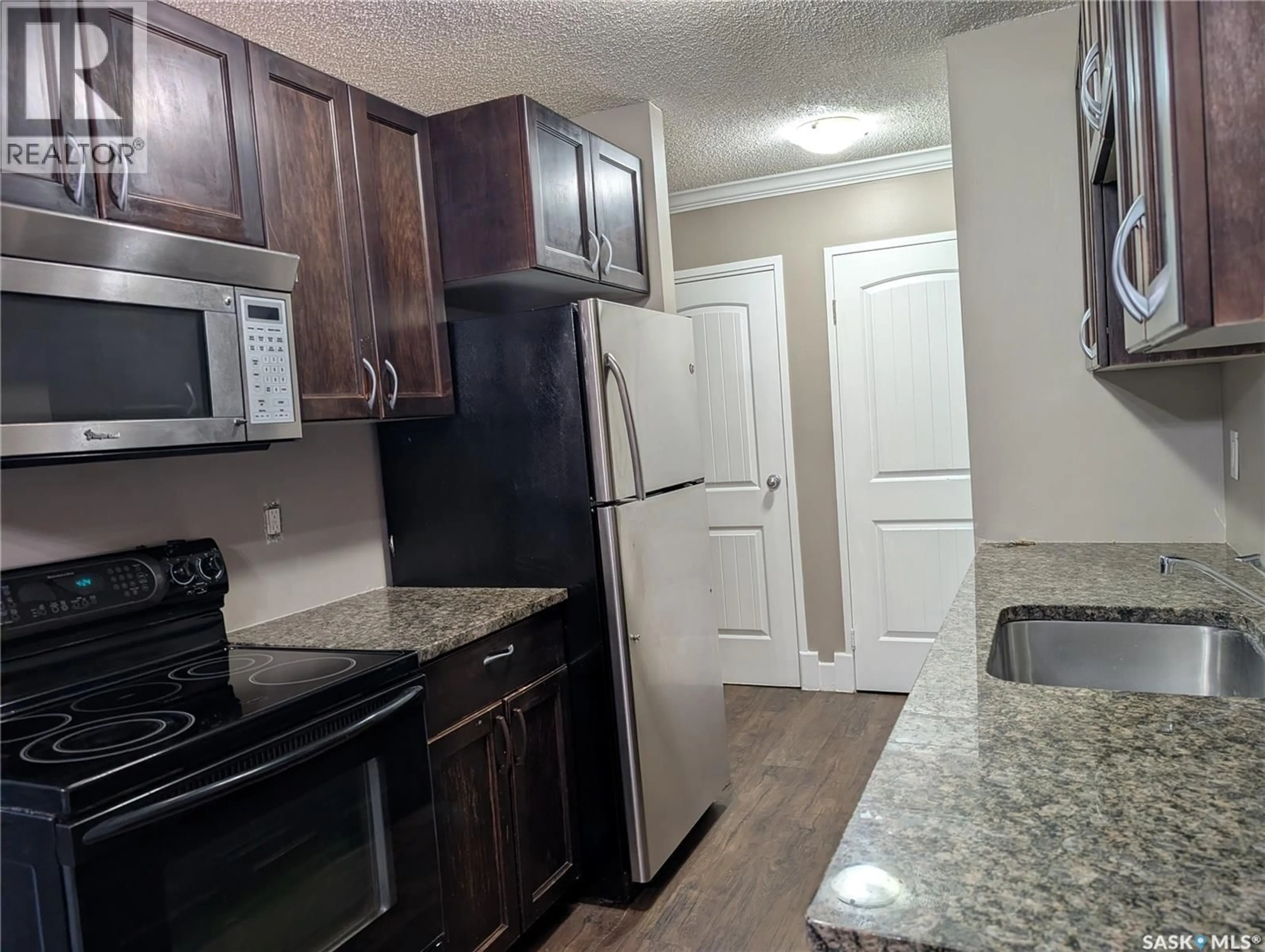 Standard kitchen, unknown for 929 - 103 NORTHUMBERLAND AVENUE, Saskatoon Saskatchewan S7L3W8