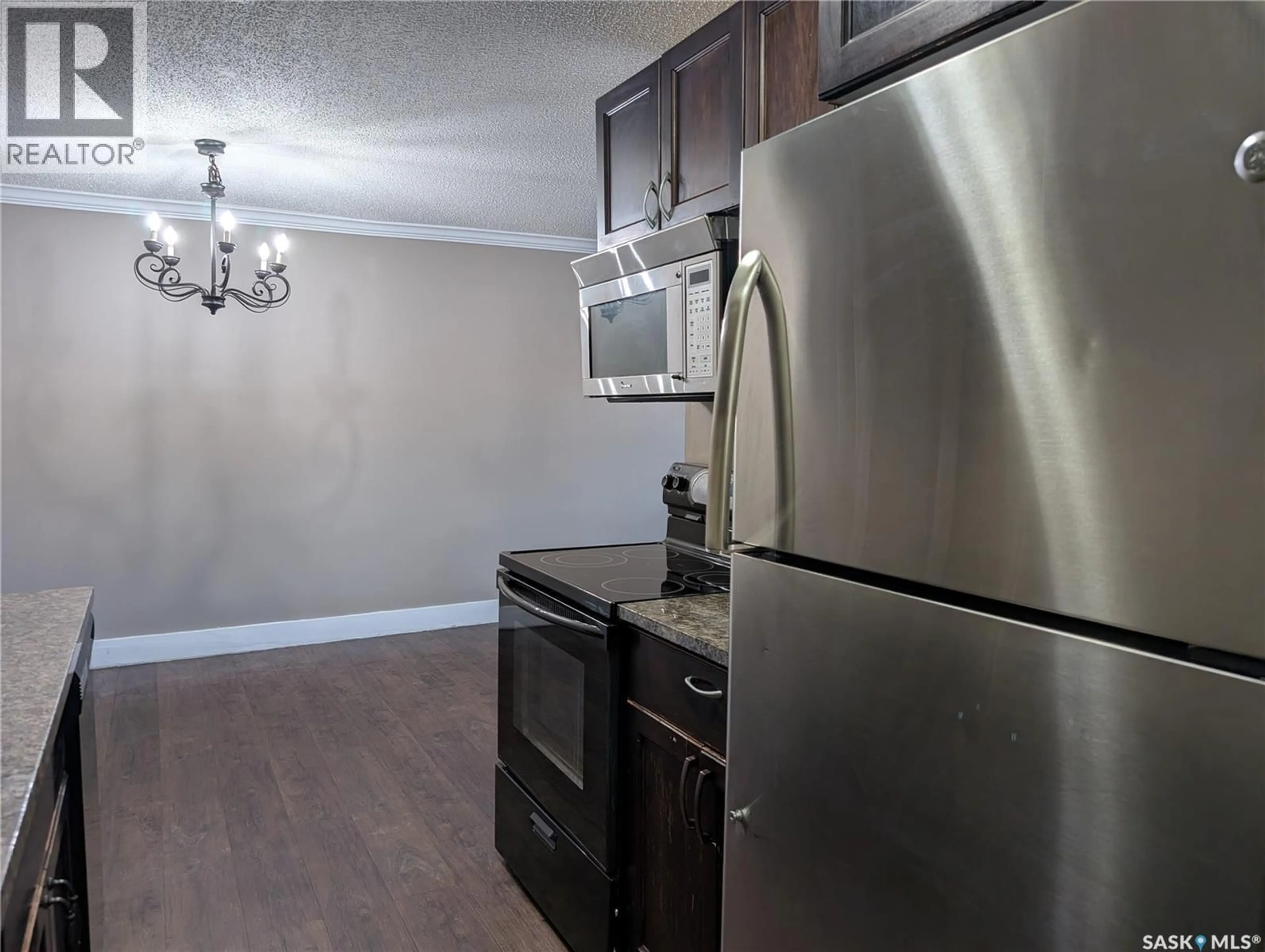 Standard kitchen, wood/laminate floor for 929 - 103 NORTHUMBERLAND AVENUE, Saskatoon Saskatchewan S7L3W8