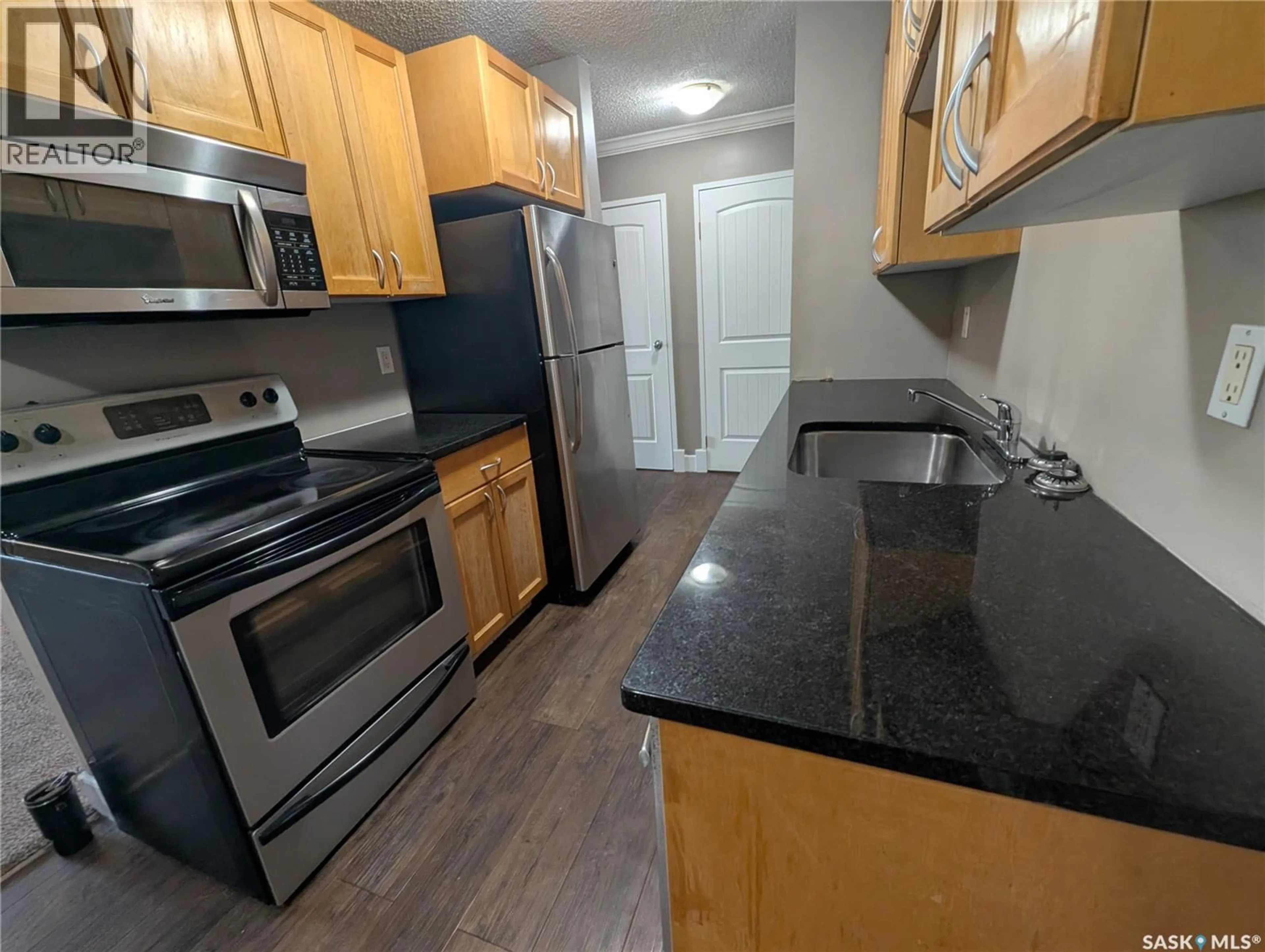 Standard kitchen, unknown for 929 - 106 NORTHUMBERLAND AVENUE, Saskatoon Saskatchewan S7L3W8