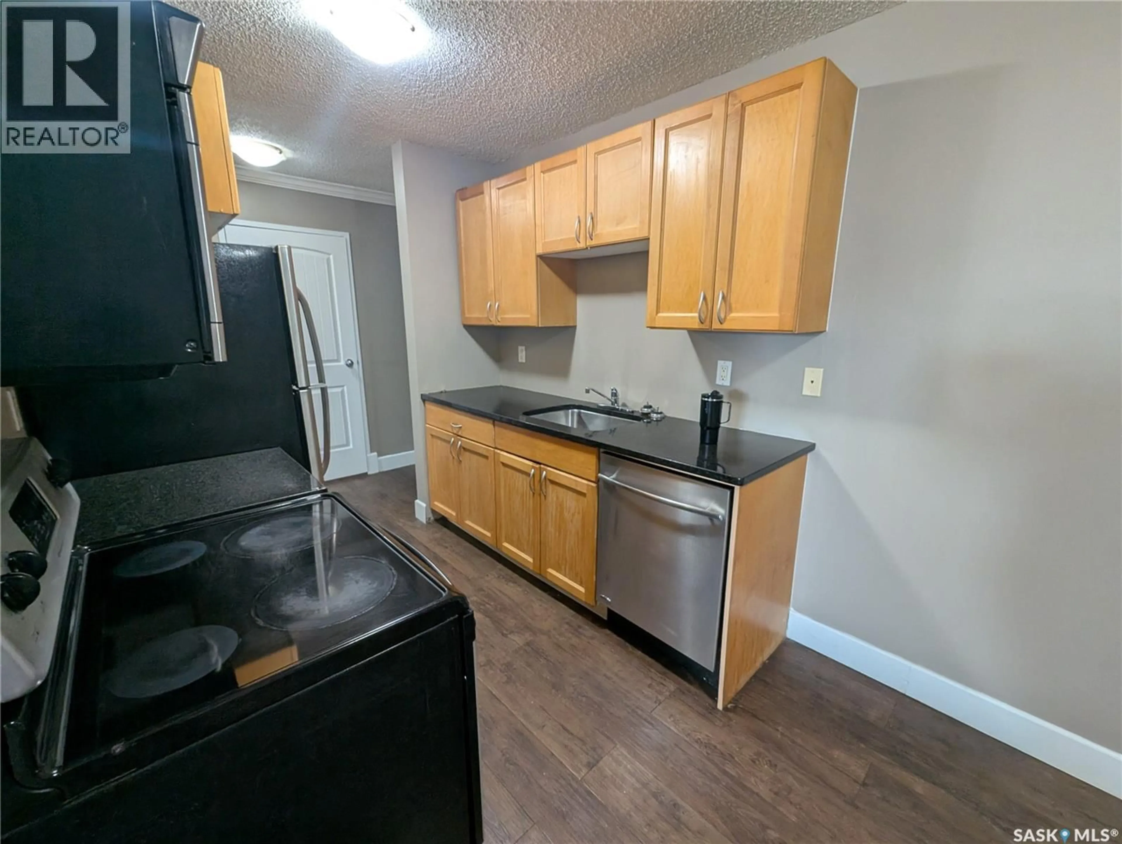 Standard kitchen, unknown for 929 - 106 NORTHUMBERLAND AVENUE, Saskatoon Saskatchewan S7L3W8