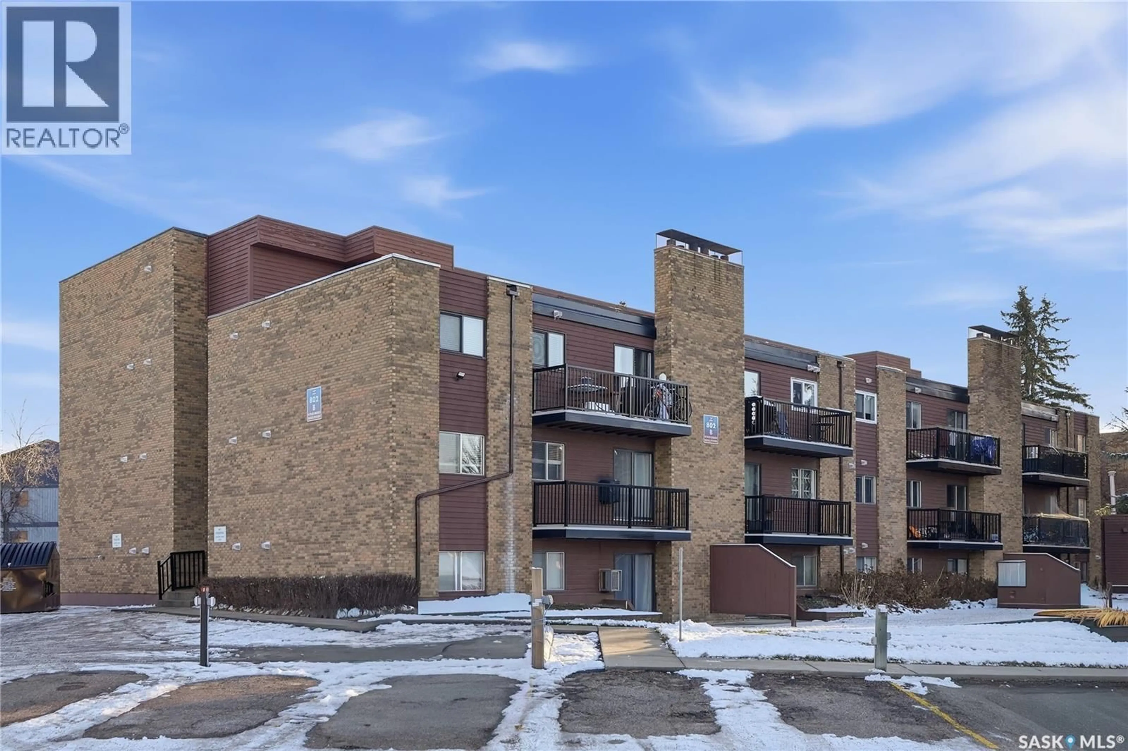 A pic from outside/outdoor area/front of a property/back of a property/a pic from drone, building for 802B - 202 KINGSMERE BOULEVARD, Saskatoon Saskatchewan S7J4S4