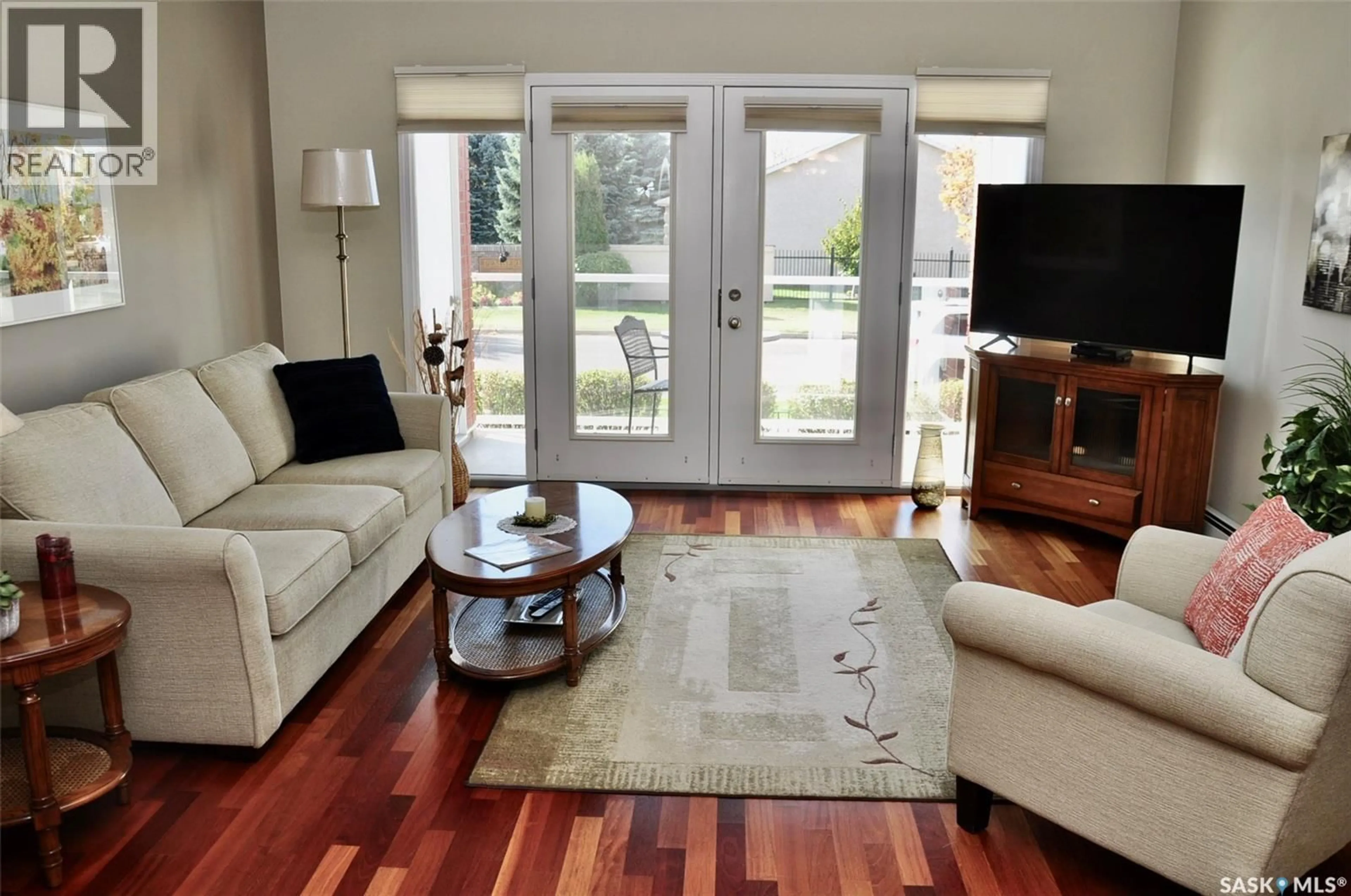Living room with furniture, wood/laminate floor for 928 - 115 HERITAGE VIEW, Saskatoon Saskatchewan S7H5T7