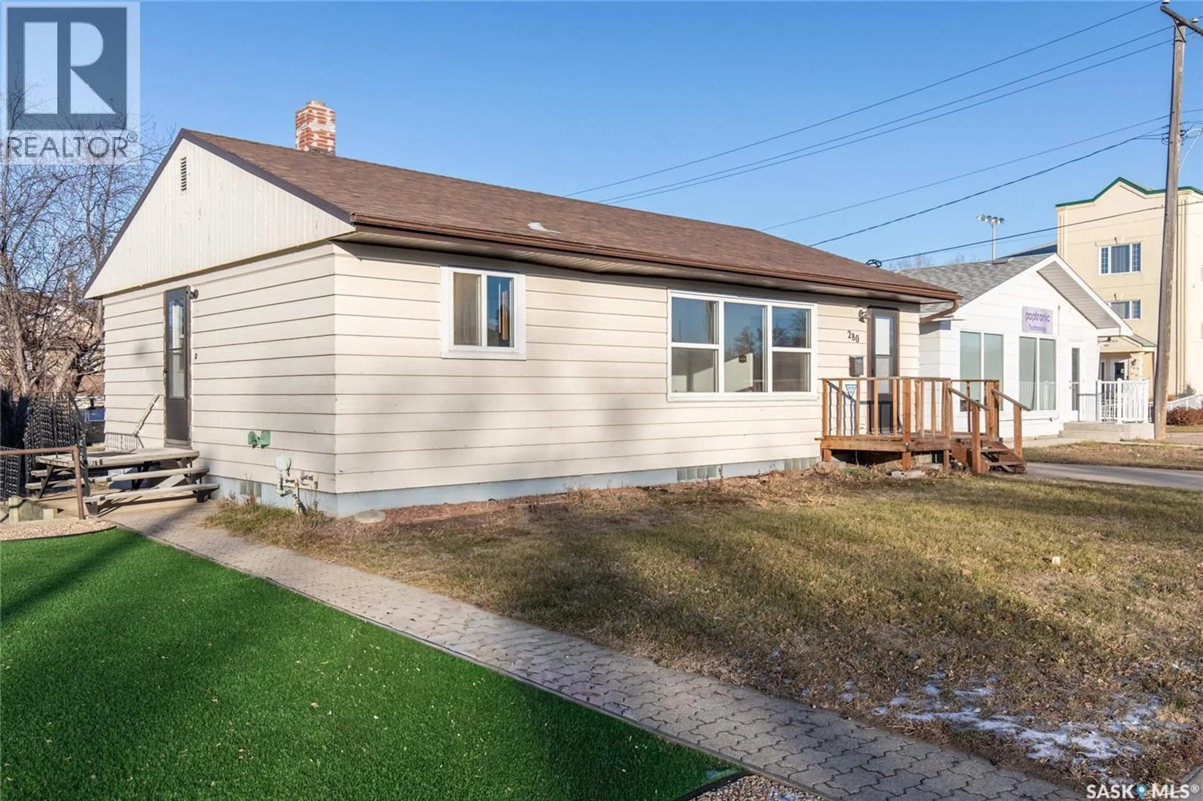 Home with vinyl exterior material, street for 280 ATHABASCA STREET E, Moose Jaw Saskatchewan S6H0L5