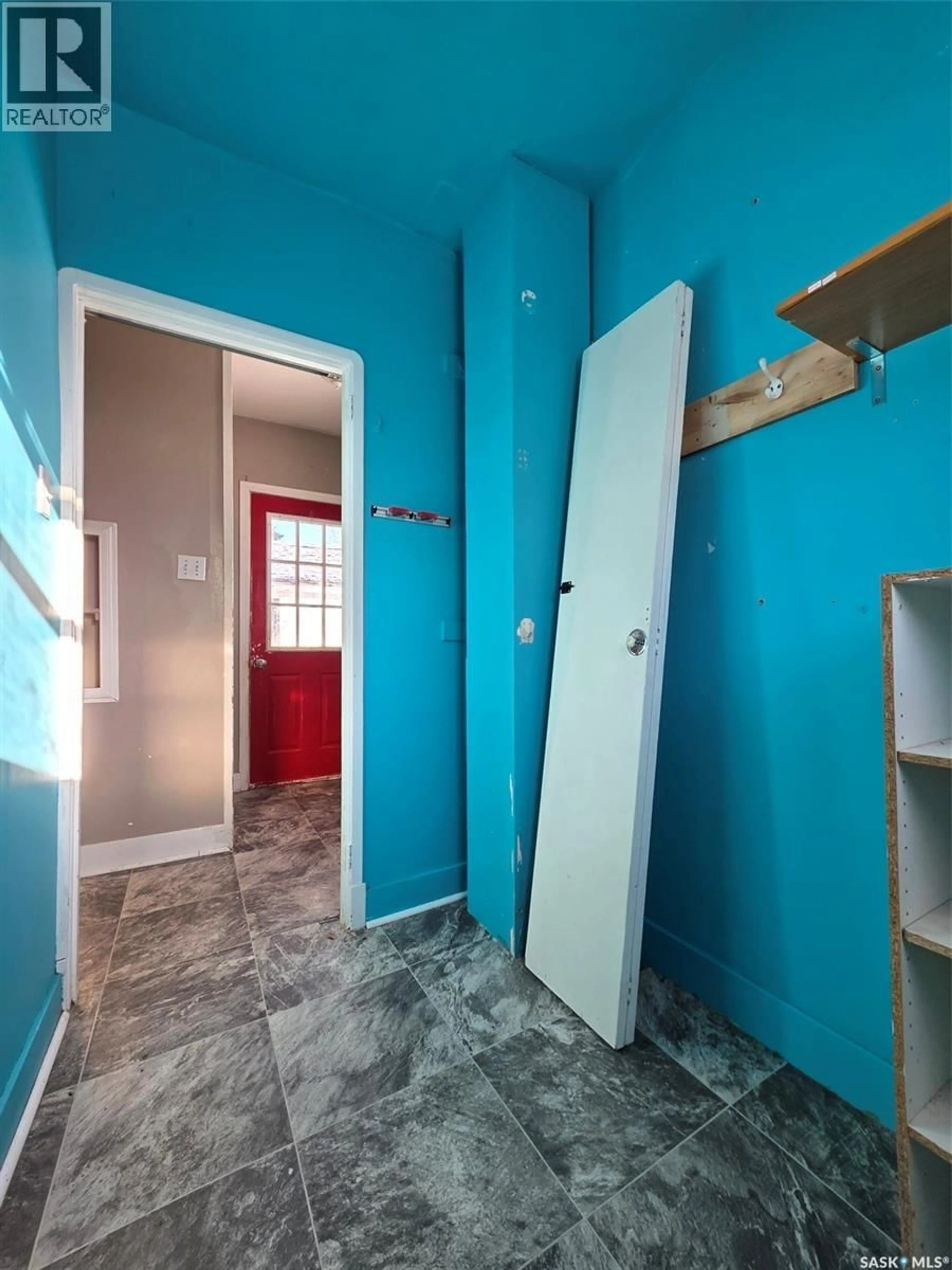 Indoor entryway for 167 11TH AVENUE, Swift Current Saskatchewan S9H3R6