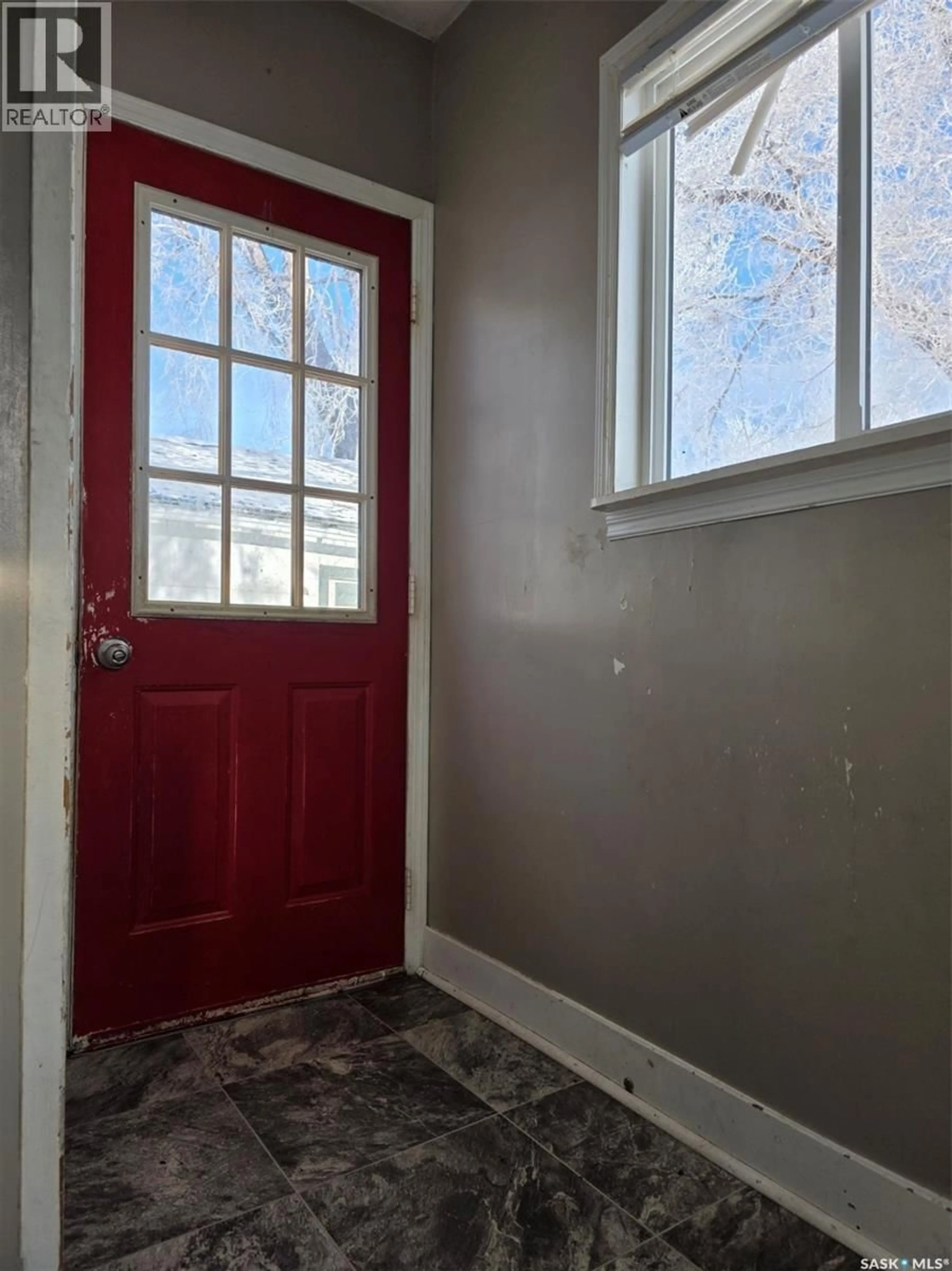 Indoor entryway for 167 11TH AVENUE, Swift Current Saskatchewan S9H3R6