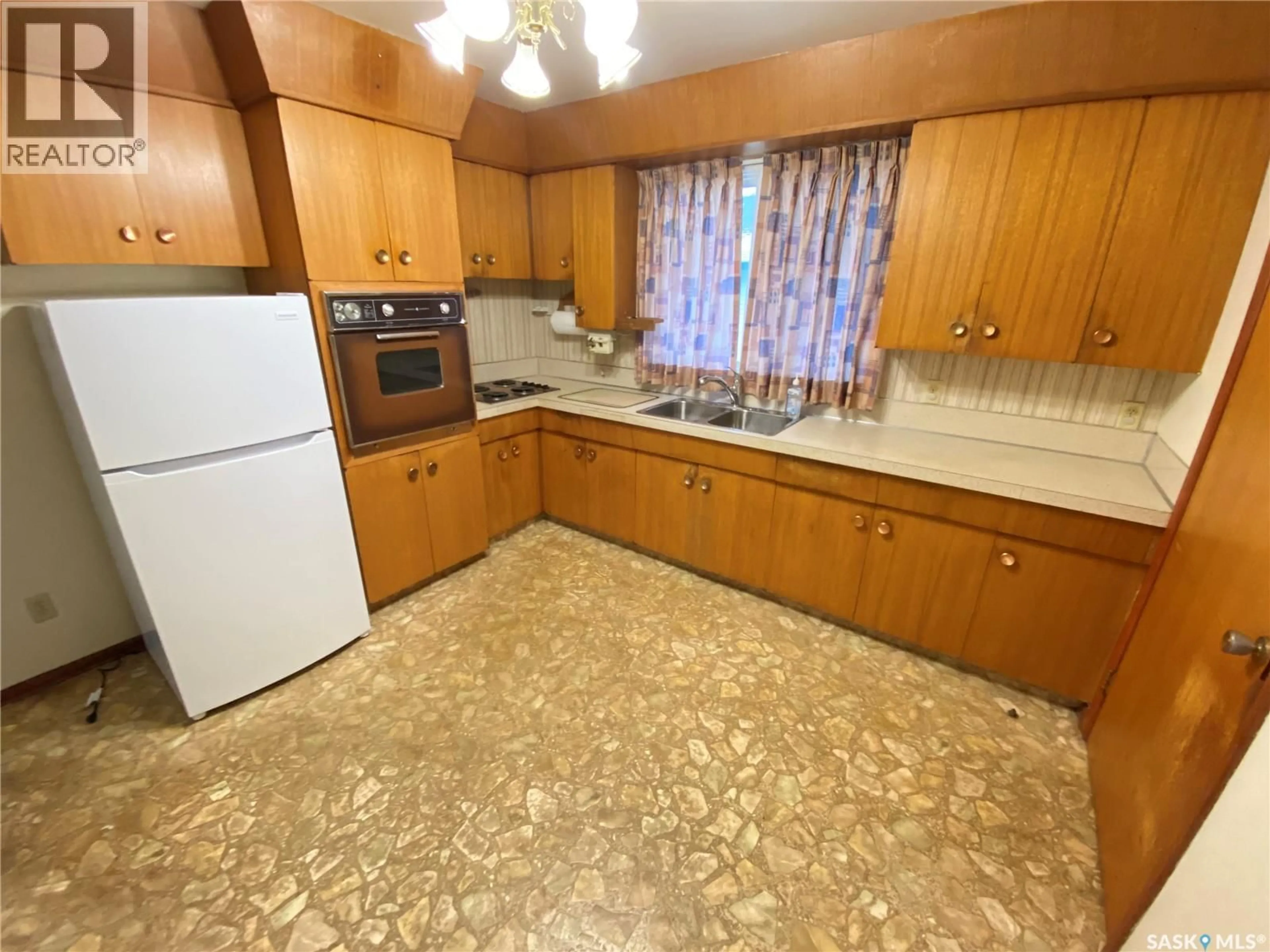 Standard kitchen, ceramic/tile floor for 376 MAPLE AVENUE, Yorkton Saskatchewan S3N1X3
