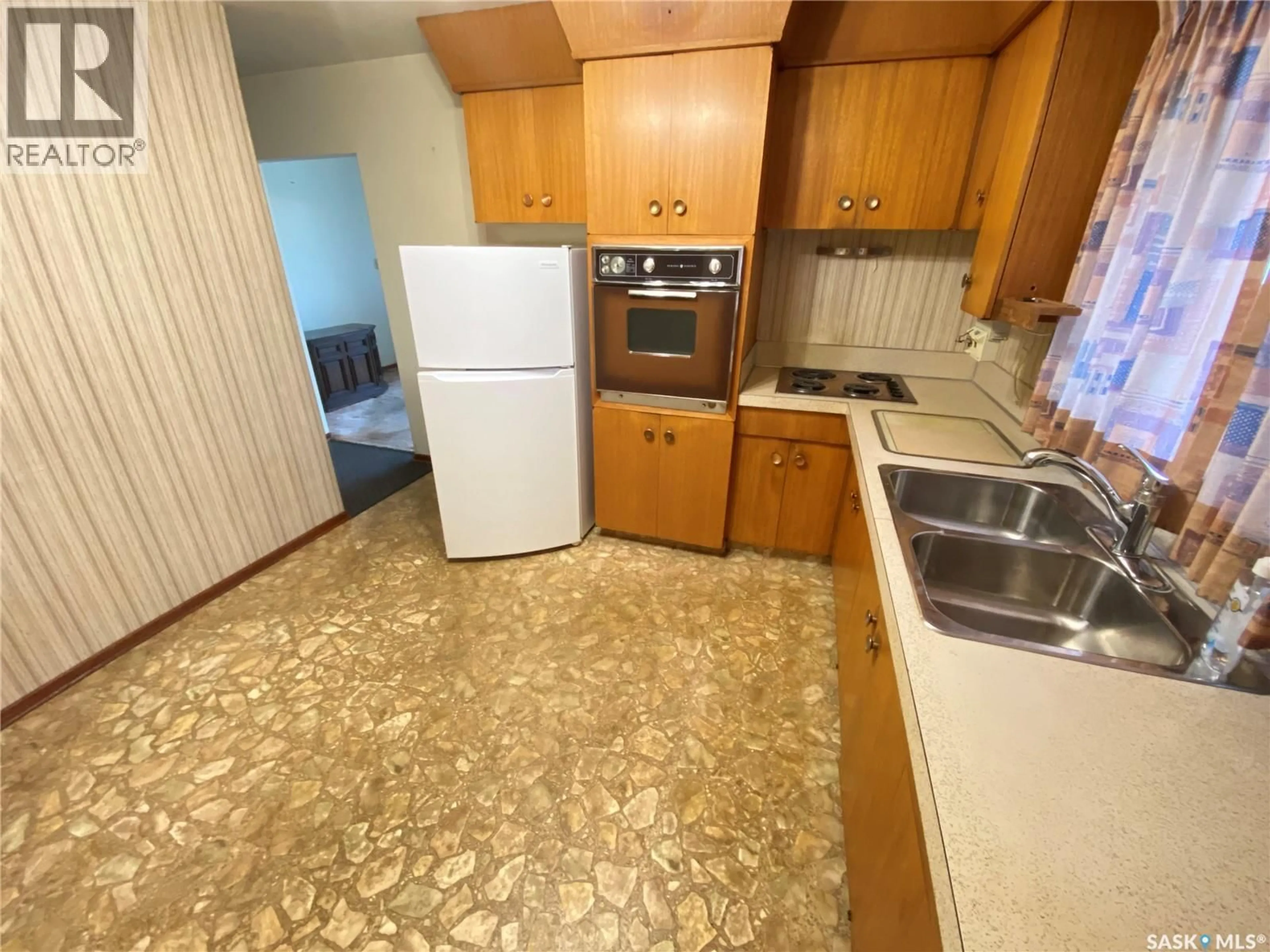 Standard kitchen, unknown for 376 MAPLE AVENUE, Yorkton Saskatchewan S3N1X3