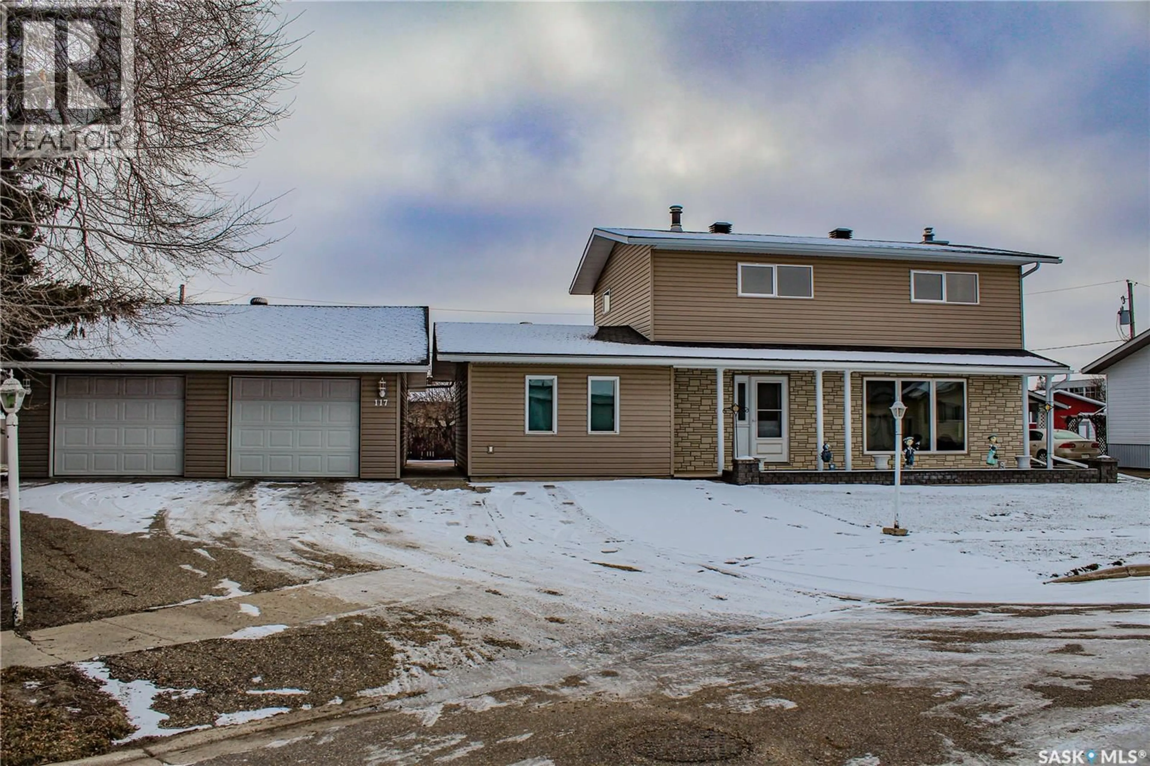 A pic from outside/outdoor area/front of a property/back of a property/a pic from drone, street for 117 SASKATCHEWAN CRESCENT, Kinistino Saskatchewan S0J0A6