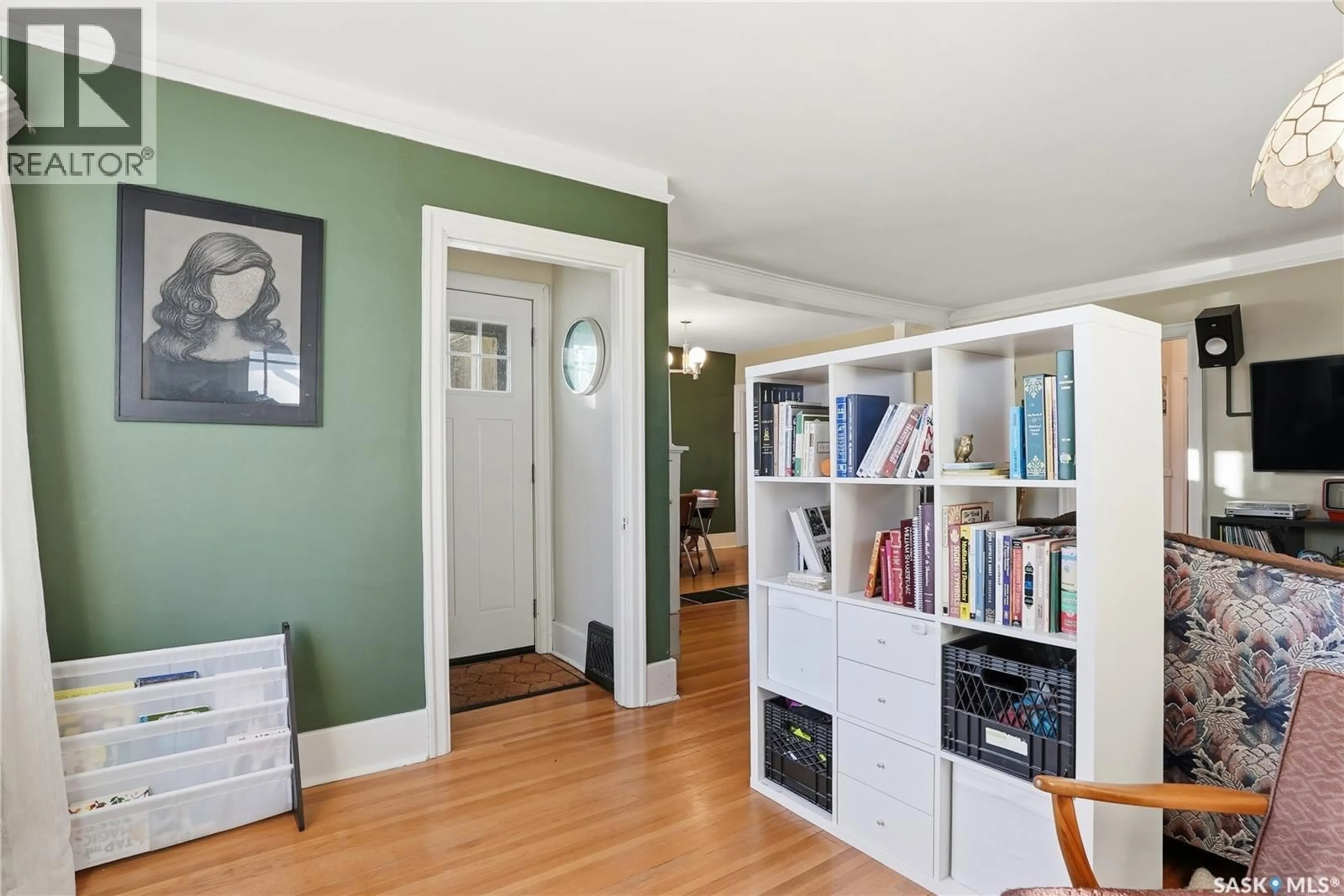 Indoor entryway for 1121 C AVENUE, Saskatoon Saskatchewan S7L1K3