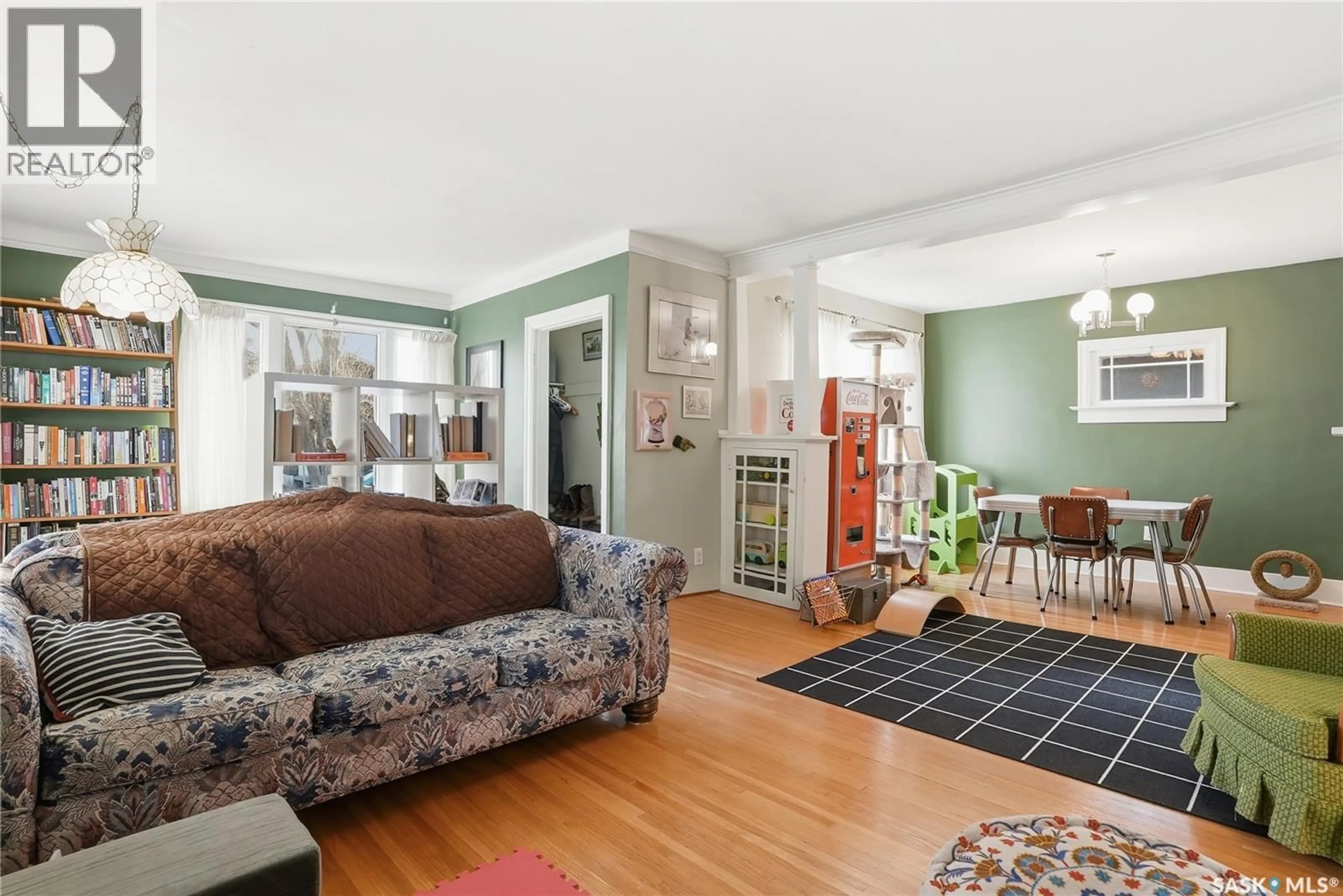 Living room with furniture, unknown for 1121 C AVENUE, Saskatoon Saskatchewan S7L1K3