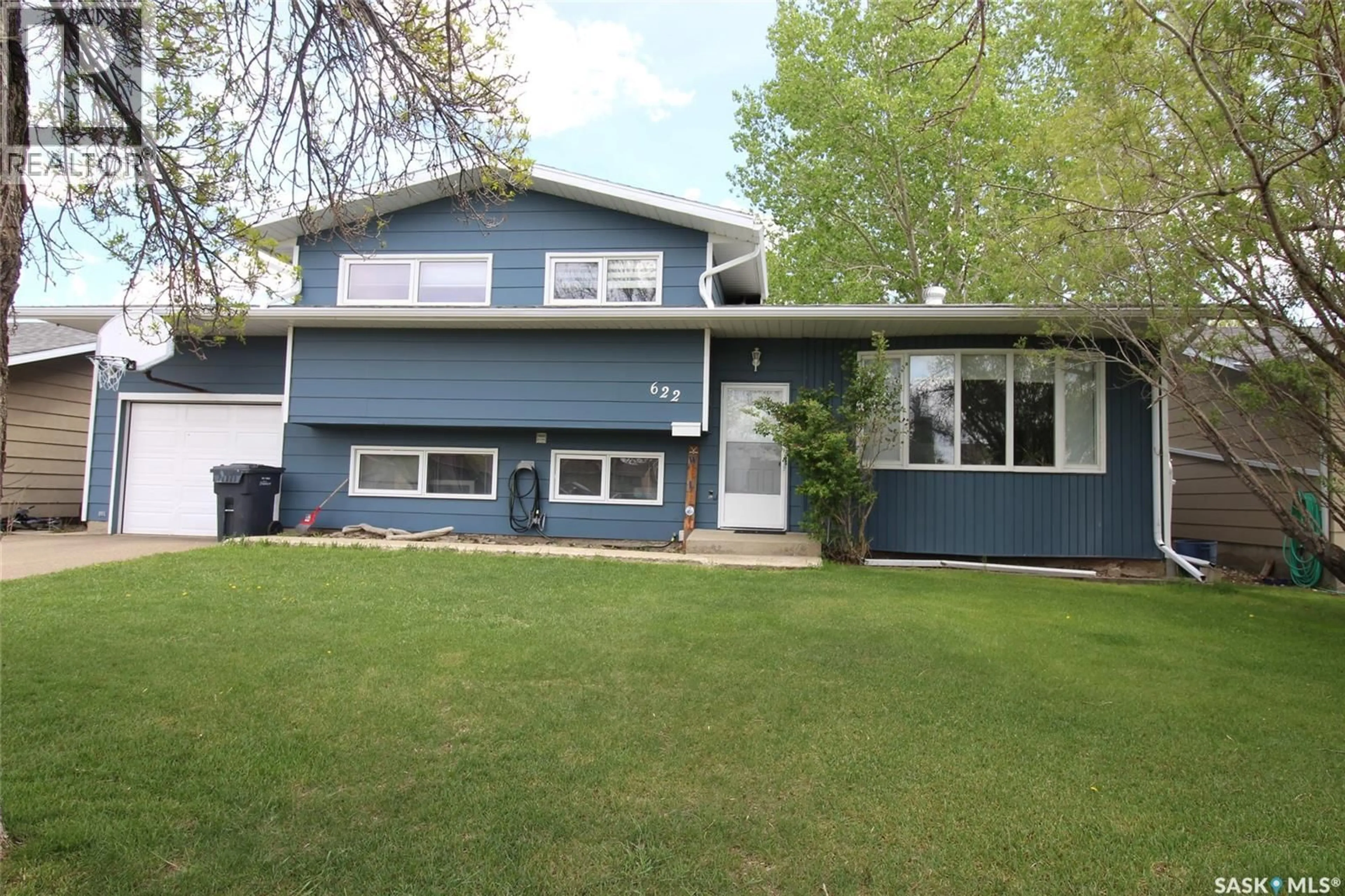 Home with vinyl exterior material, street for 622 9TH STREET, Shaunavon Saskatchewan S0N2M0