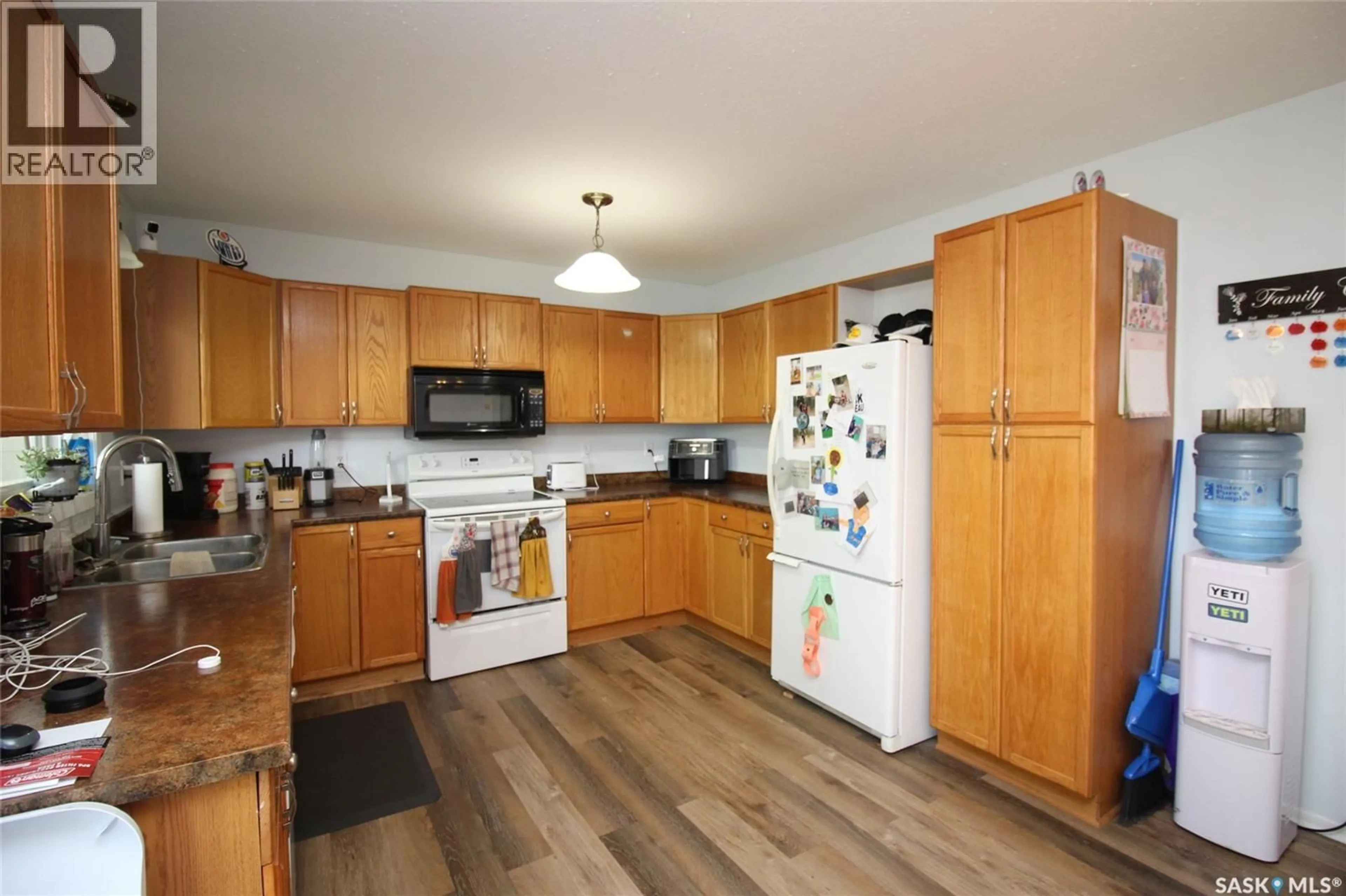 Standard kitchen, wood/laminate floor for 622 9TH STREET, Shaunavon Saskatchewan S0N2M0