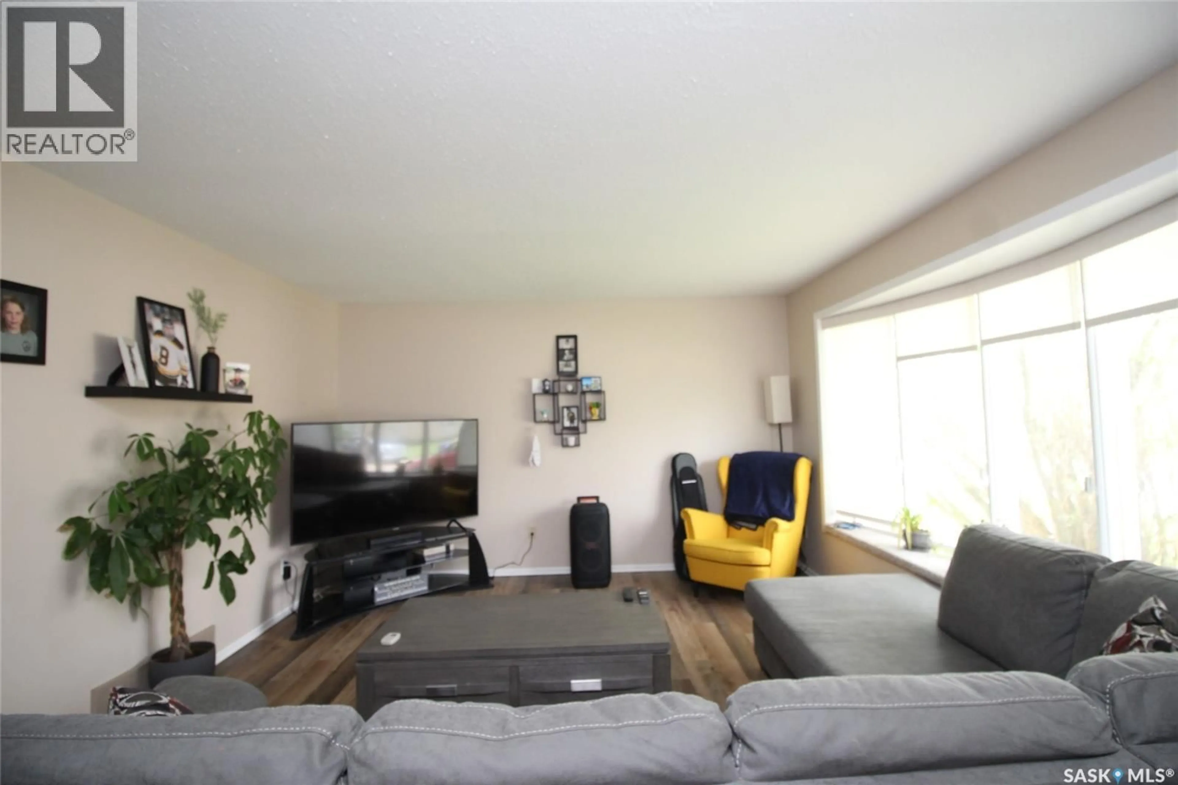 Living room with furniture, wood/laminate floor for 622 9TH STREET, Shaunavon Saskatchewan S0N2M0