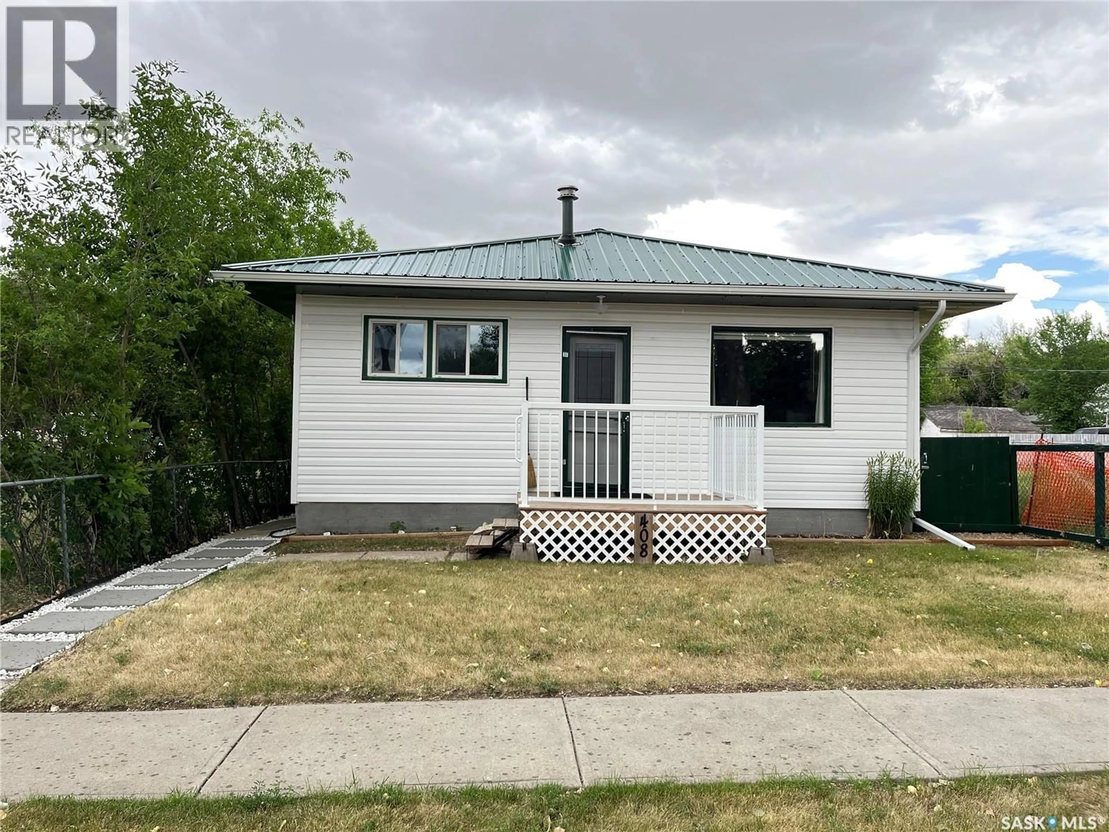 Home with vinyl exterior material, street for 408 MAPLE STREET, Maple Creek Saskatchewan S0N1N0