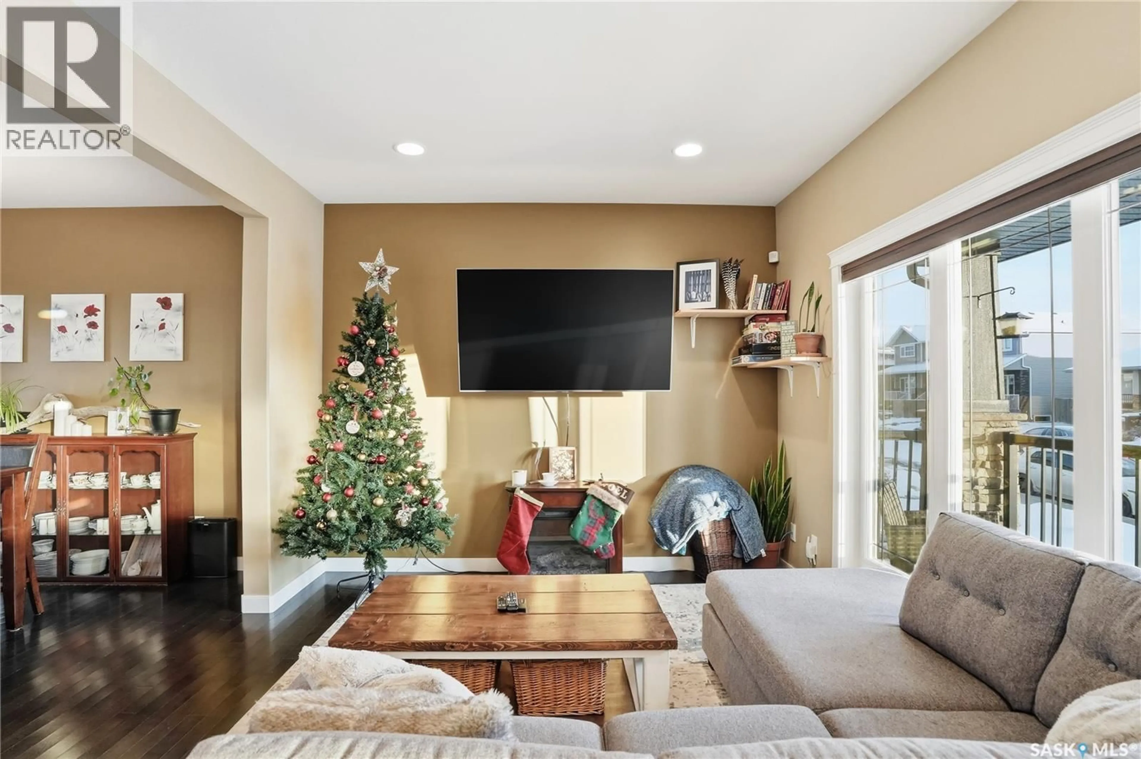 Living room with furniture, unknown for 118 RAJPUT WAY, Saskatoon Saskatchewan S7W0L4