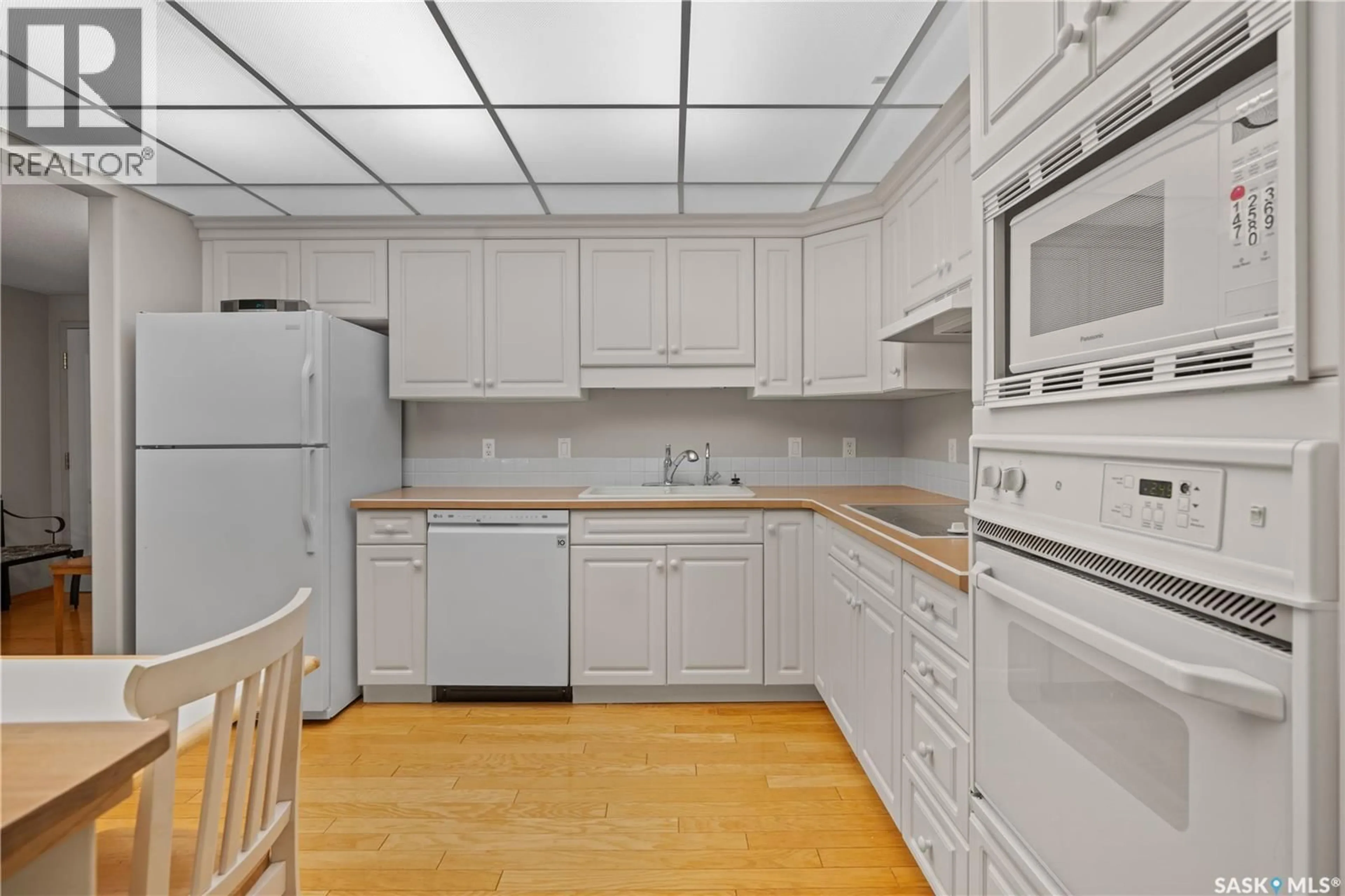 Standard kitchen, unknown for 110 2333 SCARTH STREET, Regina Saskatchewan S4P2J8