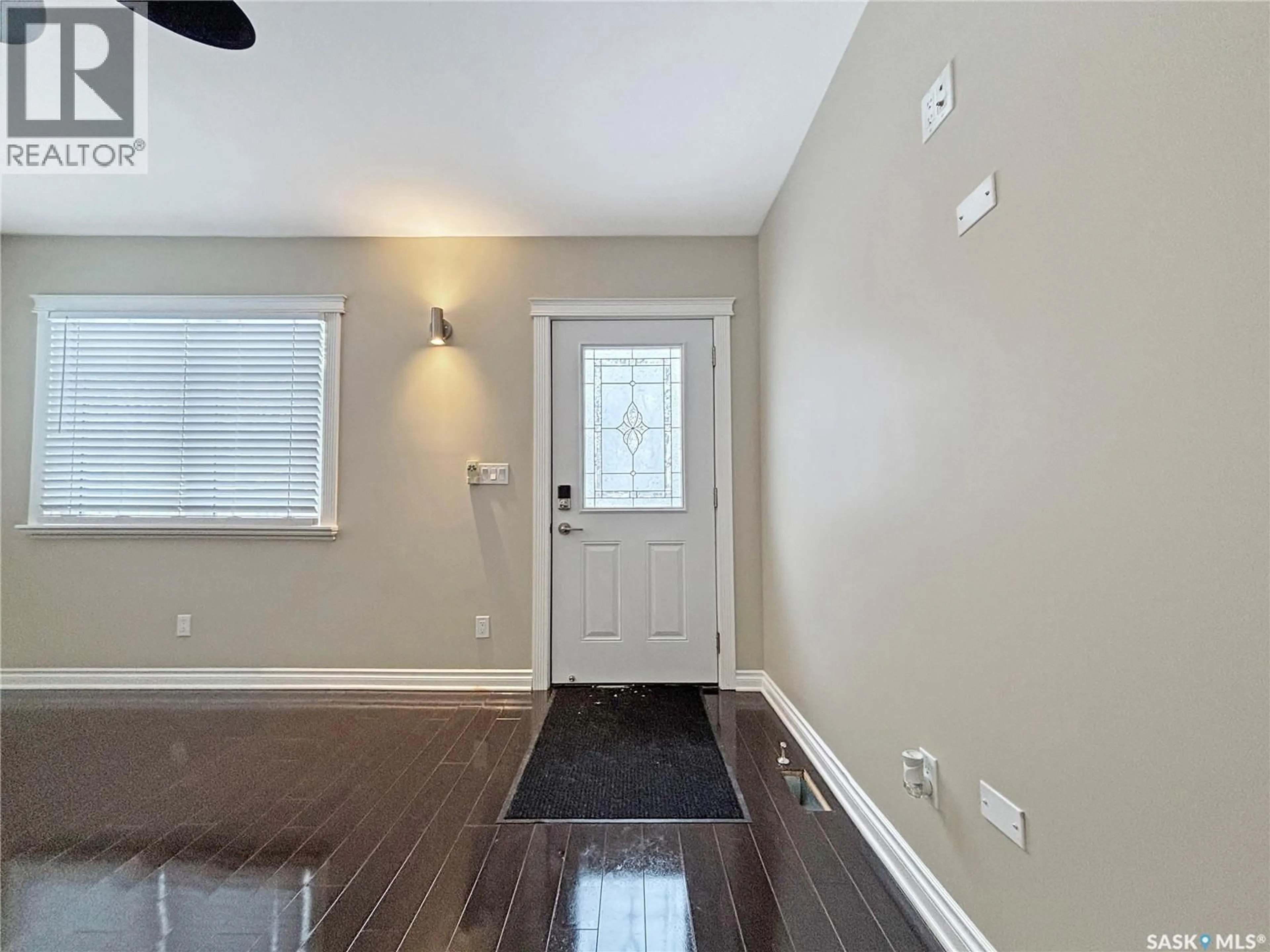 Indoor entryway for 1030 M AVENUE, Saskatoon Saskatchewan S7M2L9