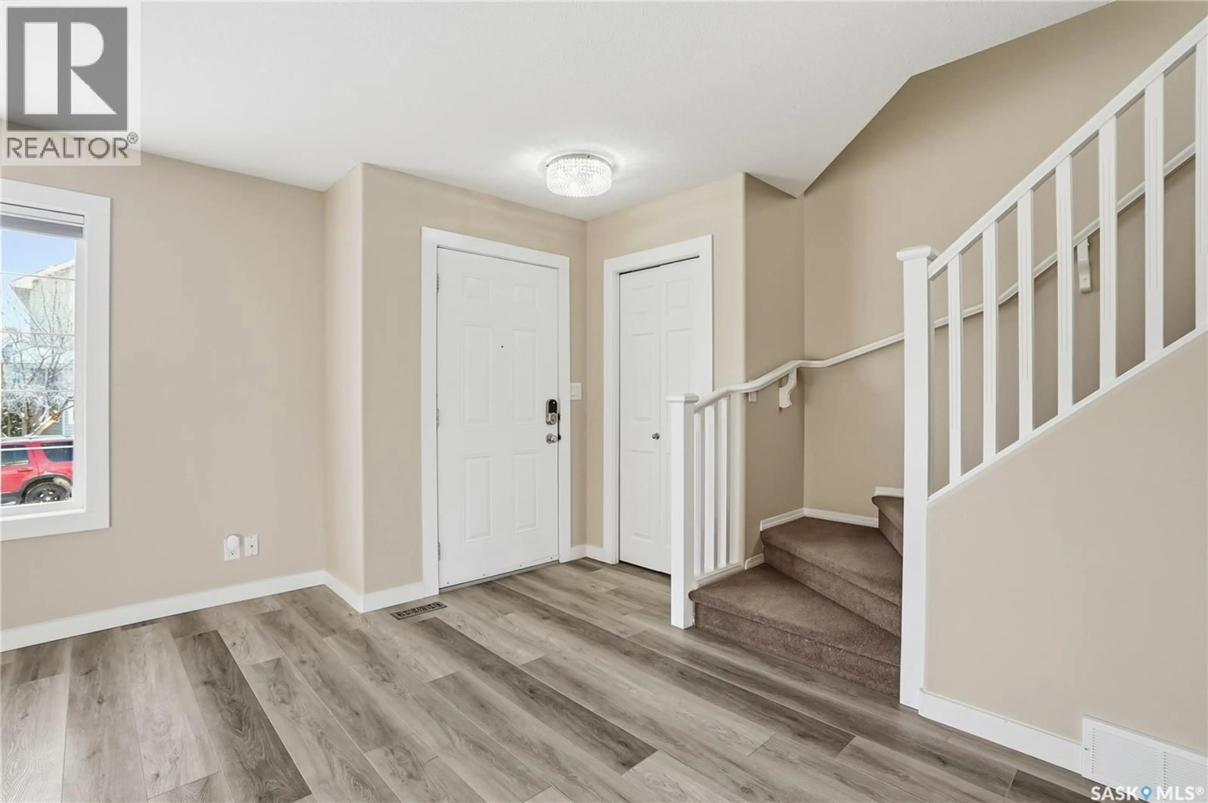 Indoor entryway for 154 BLAKENEY CRESCENT, Saskatoon Saskatchewan S7L7N4