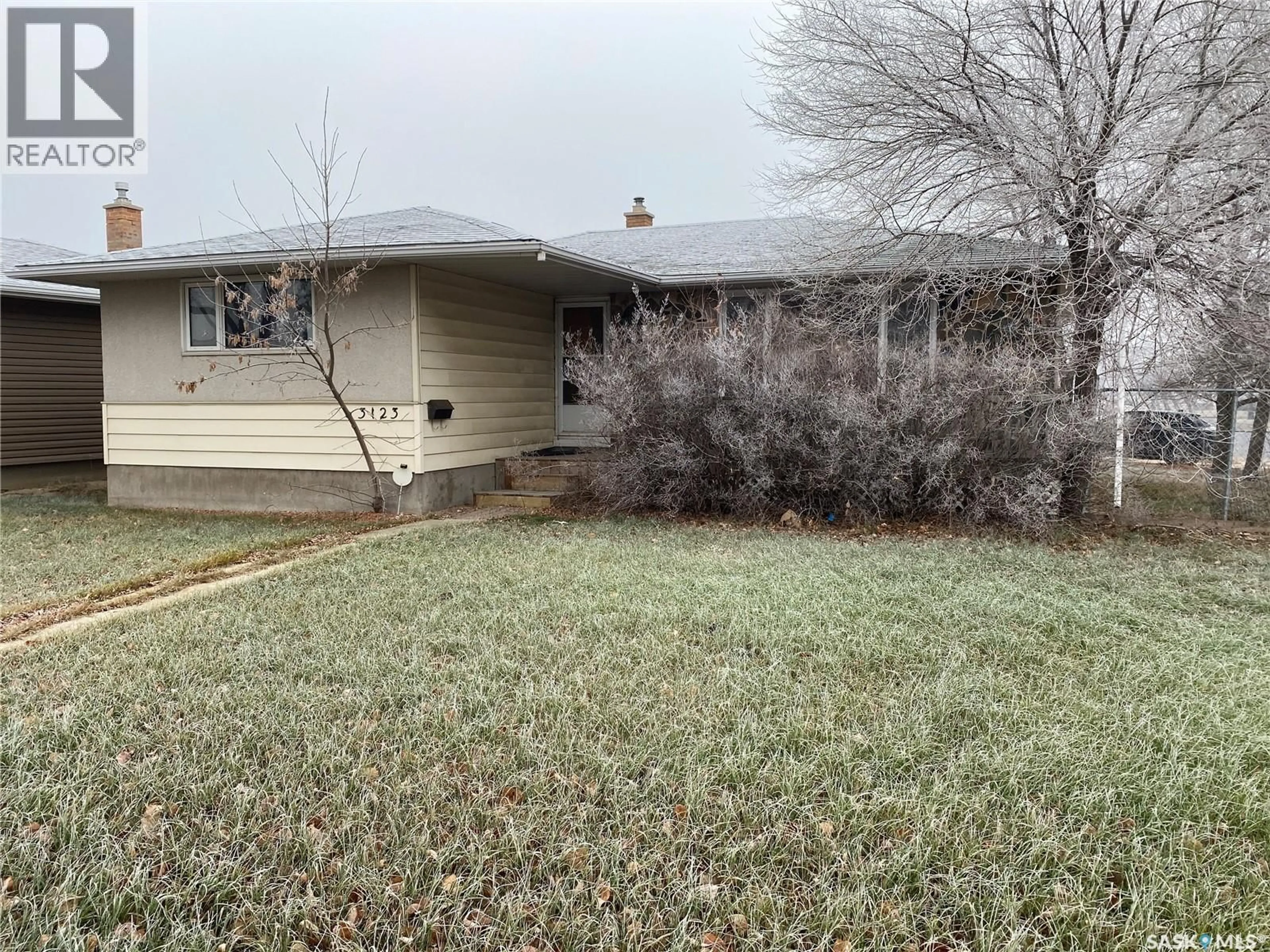 A pic from outside/outdoor area/front of a property/back of a property/a pic from drone, street for 3123 6TH AVENUE, Regina Saskatchewan S4R0P3