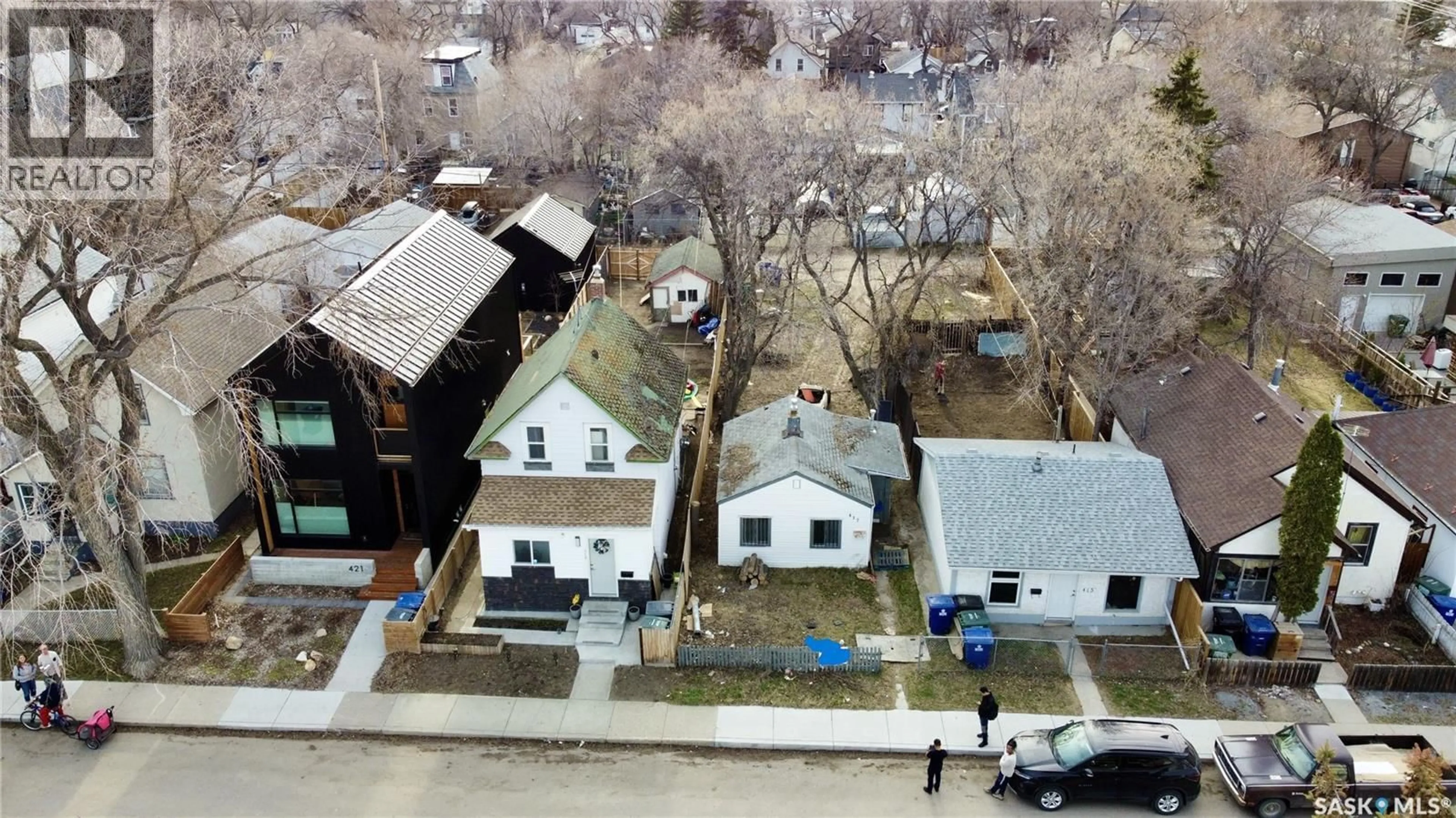 A pic from outside/outdoor area/front of a property/back of a property/a pic from drone, street for 417 F AVENUE, Saskatoon Saskatchewan S7M1T4