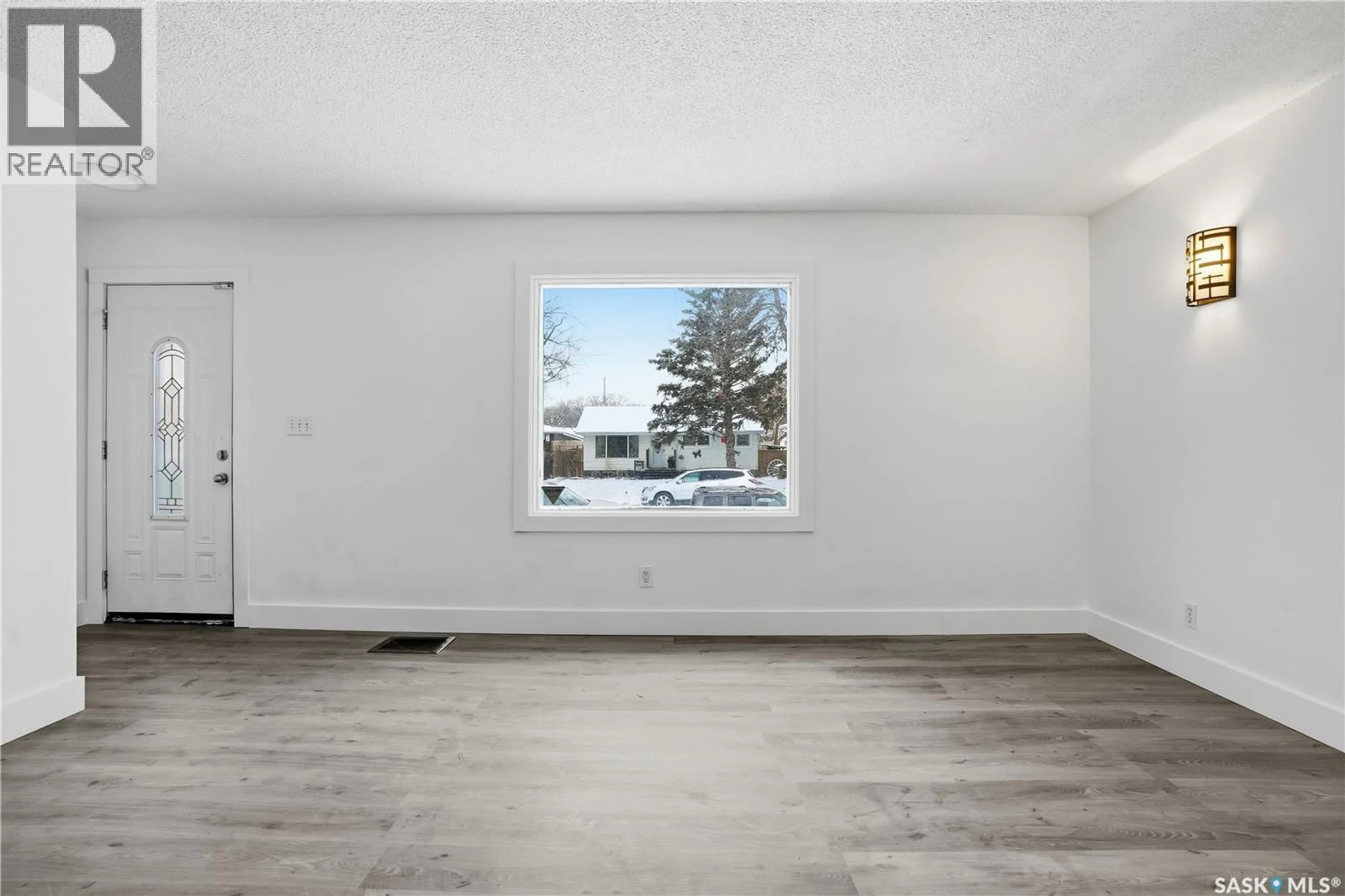 Indoor entryway for 749 ROYAL STREET, Regina Saskatchewan S4T4Z3
