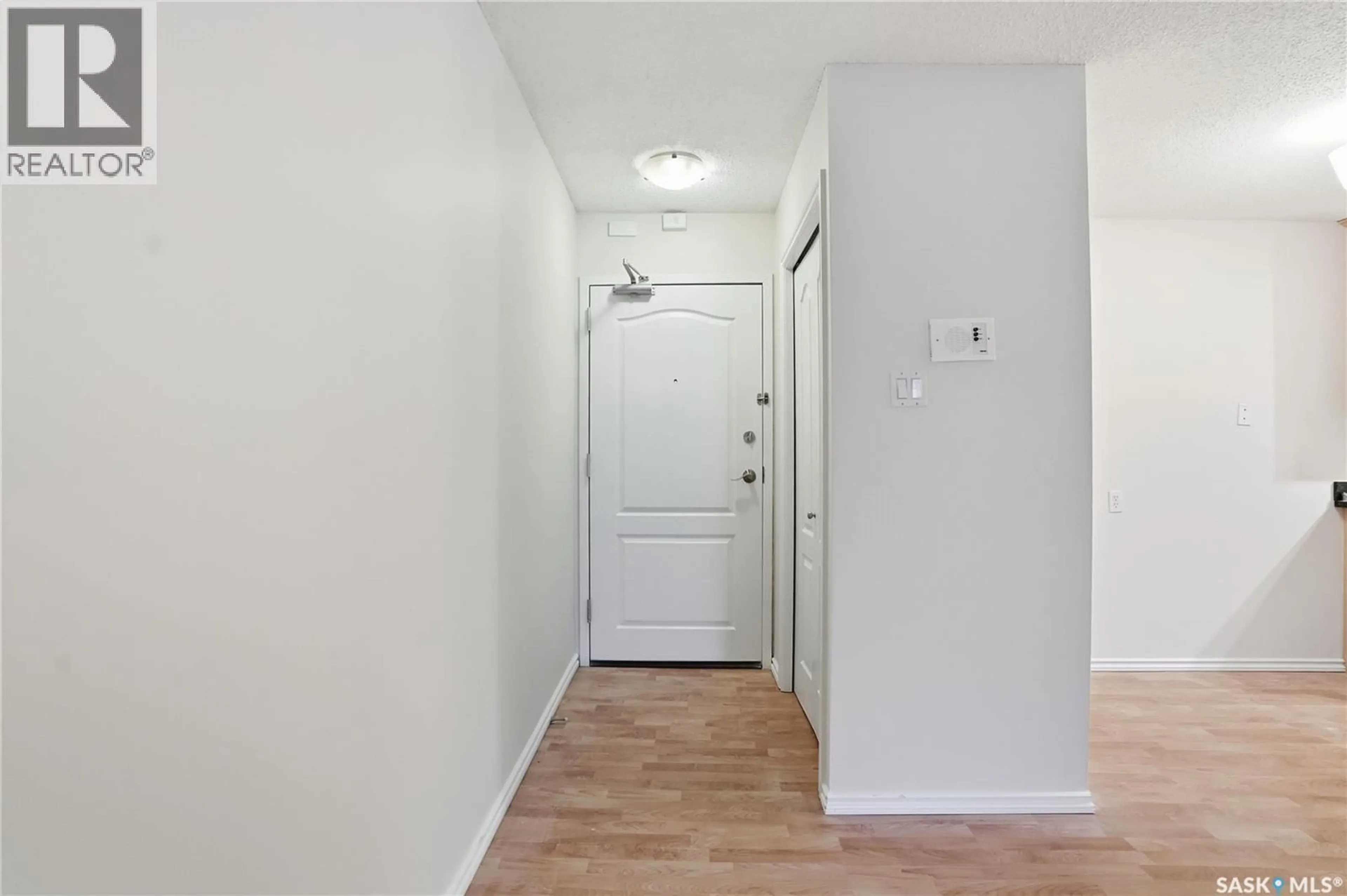 Indoor entryway for 204E - 1121 MCKERCHER DRIVE, Saskatoon Saskatchewan S7H5B8