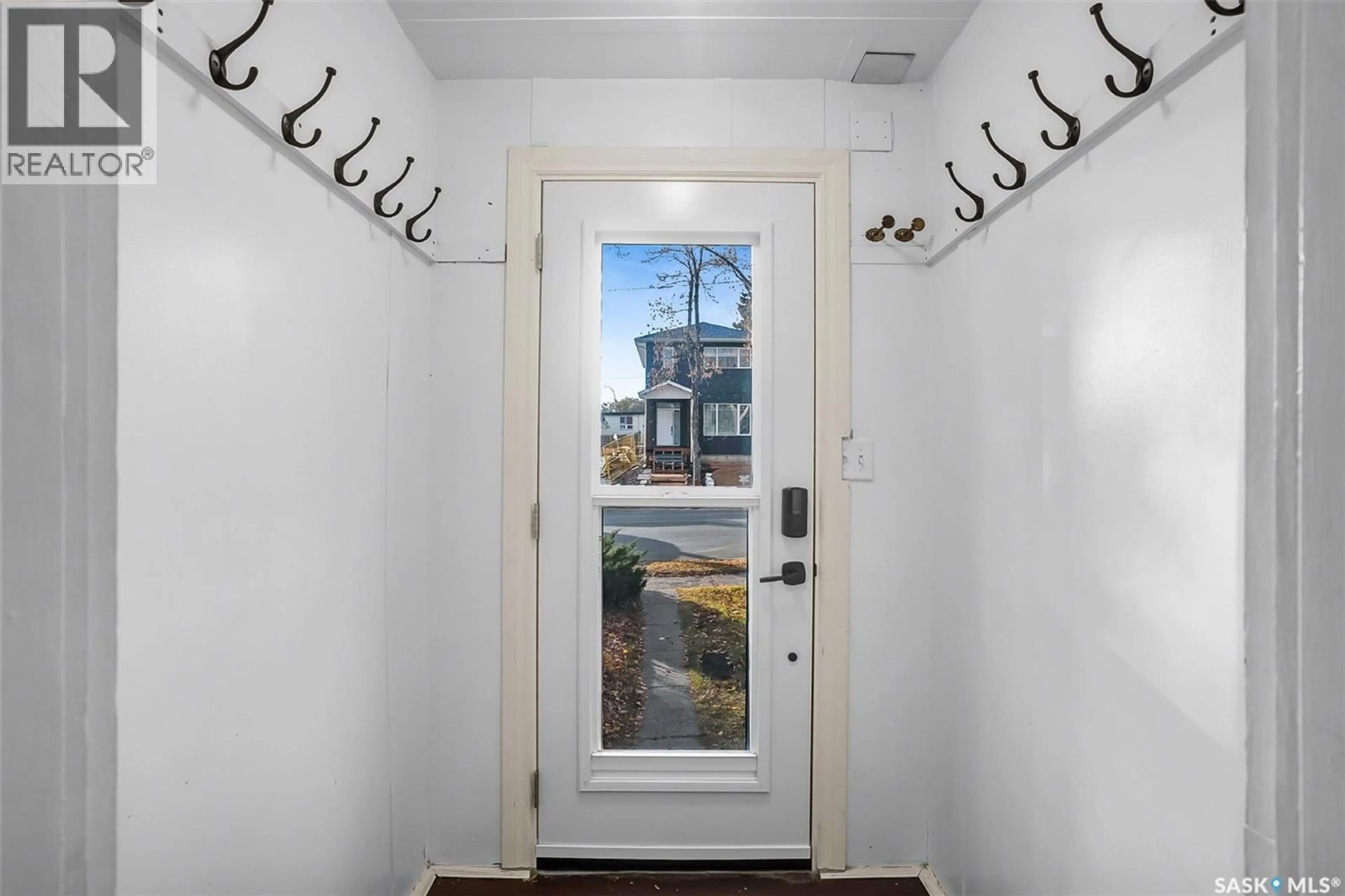 Indoor entryway for 1512 7TH AVENUE, Saskatoon Saskatchewan S7K2W5