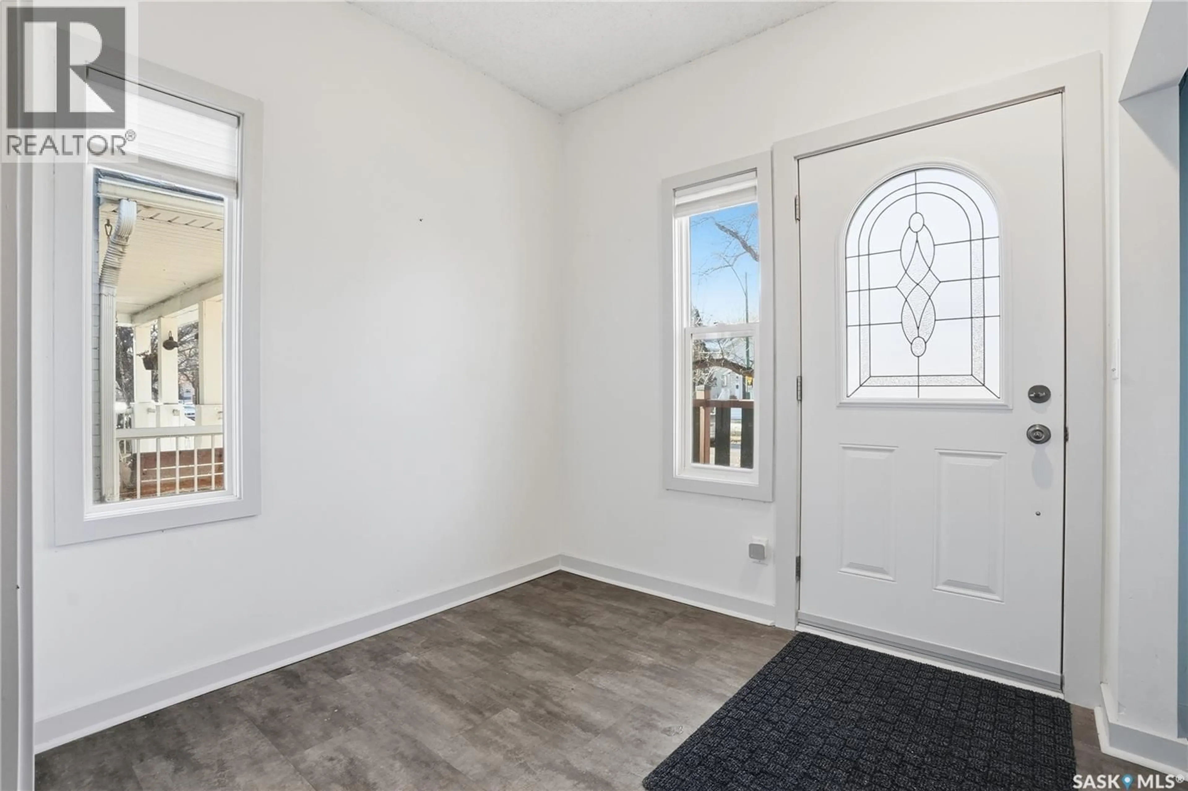 Indoor entryway for 830 D AVENUE, Saskatoon Saskatchewan S7L1N2