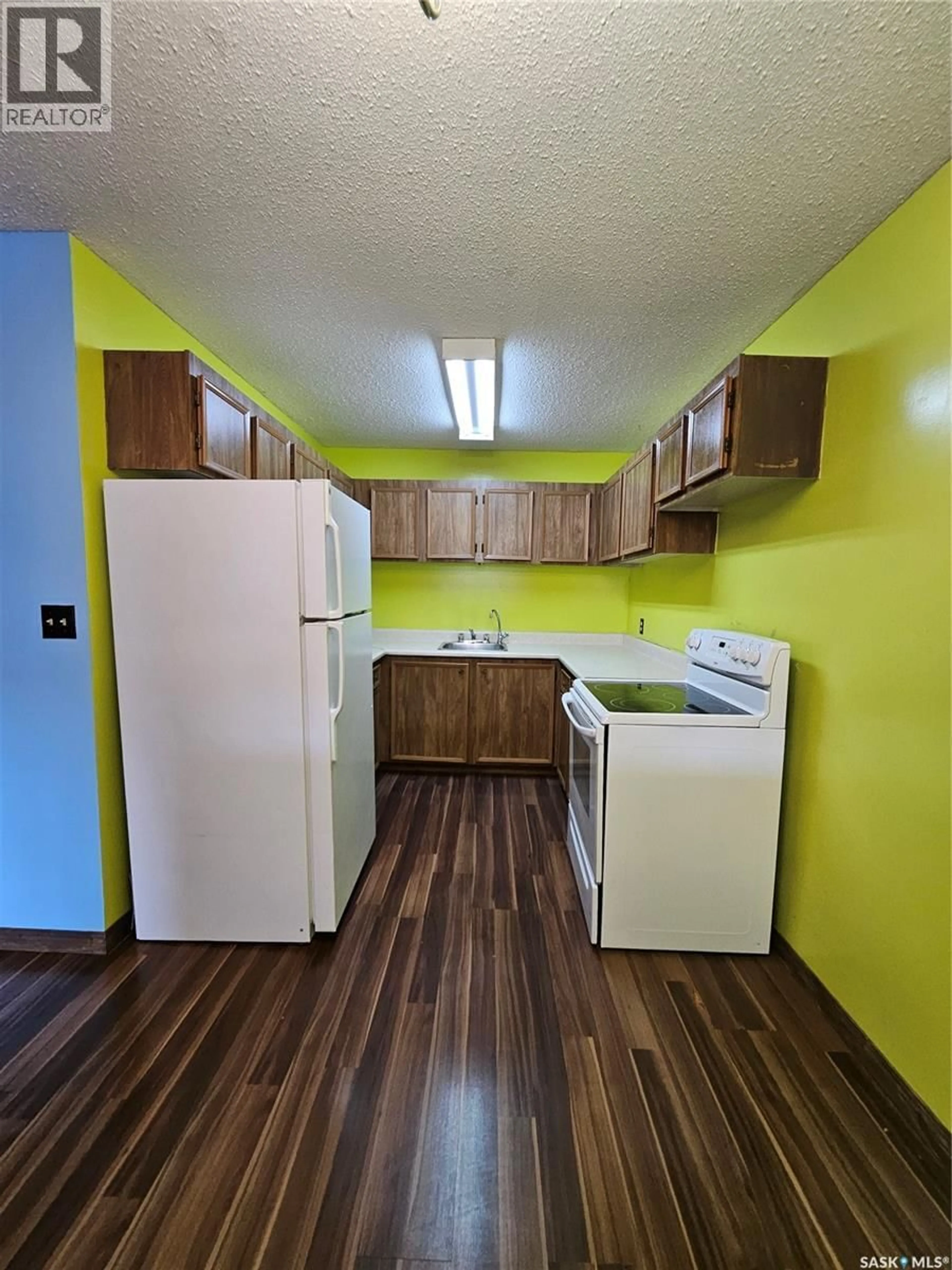 Standard kitchen, unknown for 525 - 204 DUFFERIN AVENUE, Estevan Saskatchewan S4A2J1