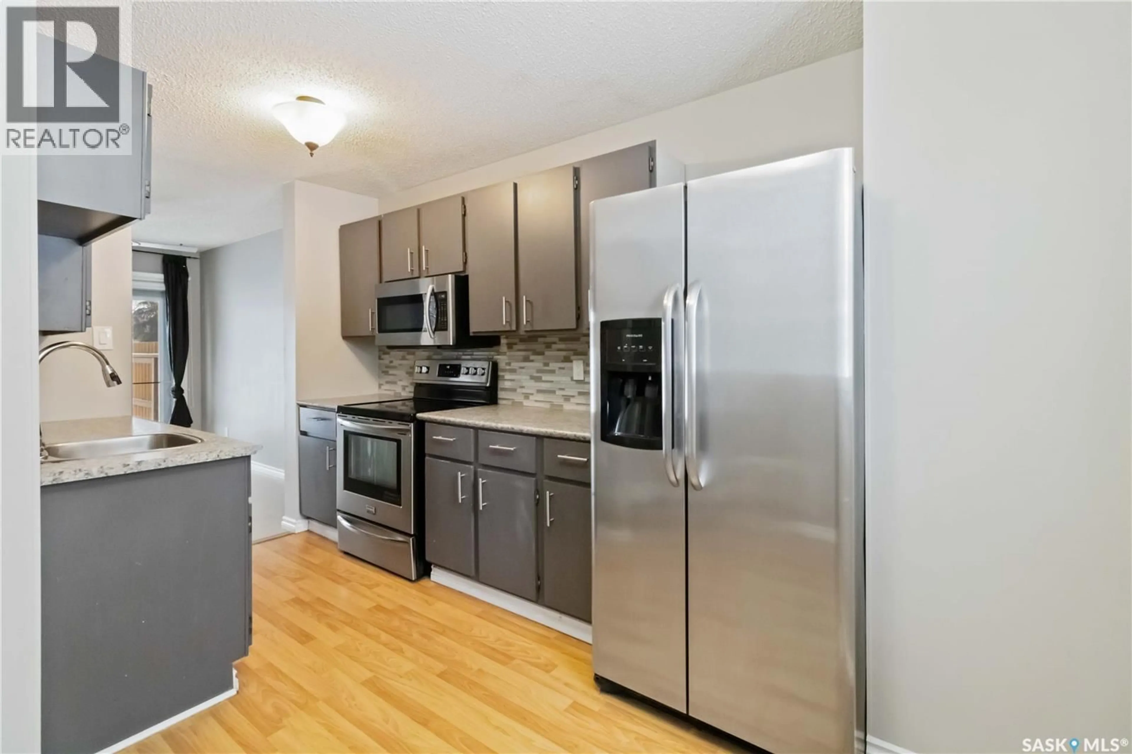 Standard kitchen, unknown for 68 330 HAIGHT CRESCENT, Saskatoon Saskatchewan S7H4V9