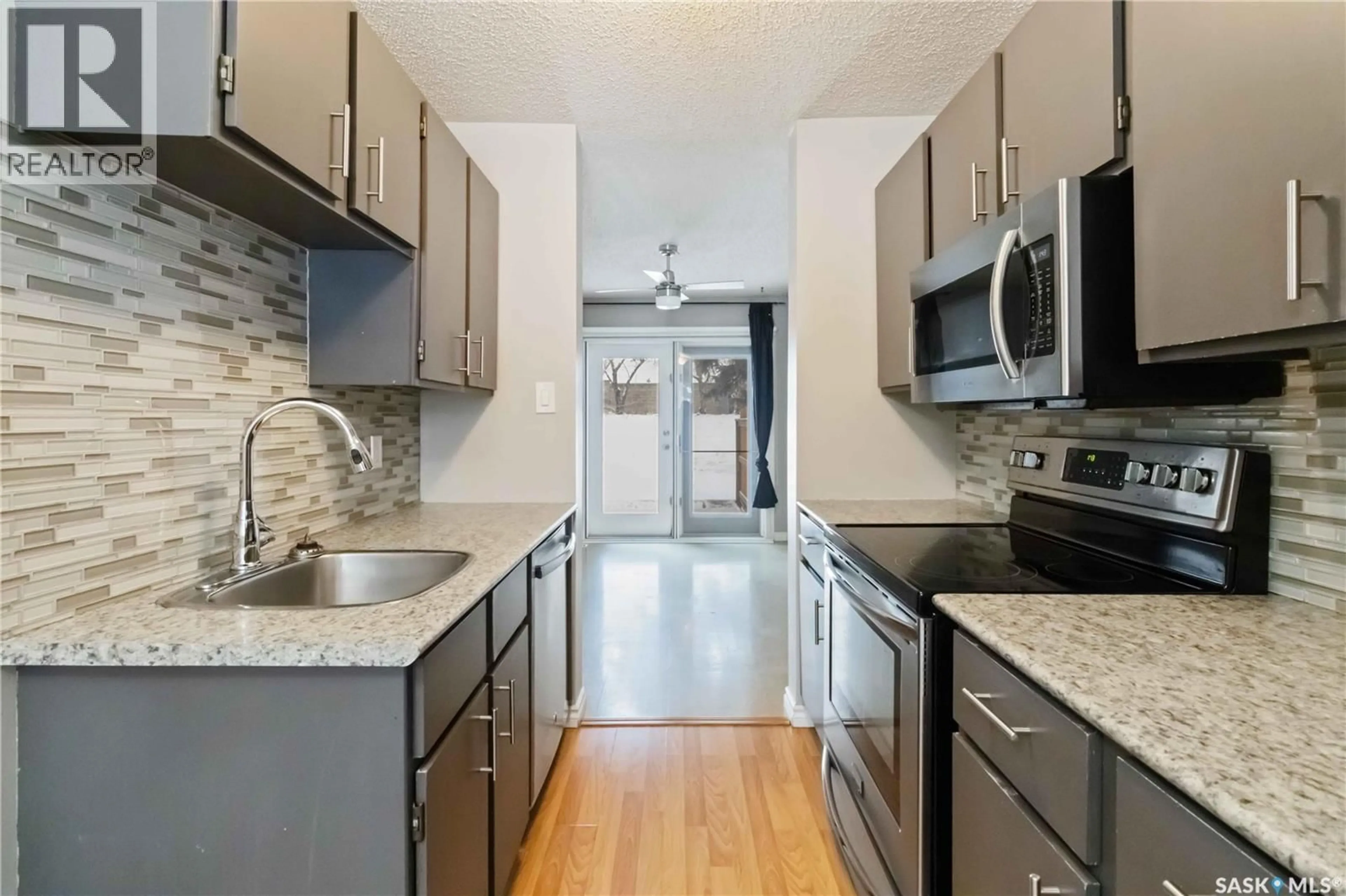 Standard kitchen, unknown for 68 330 HAIGHT CRESCENT, Saskatoon Saskatchewan S7H4V9