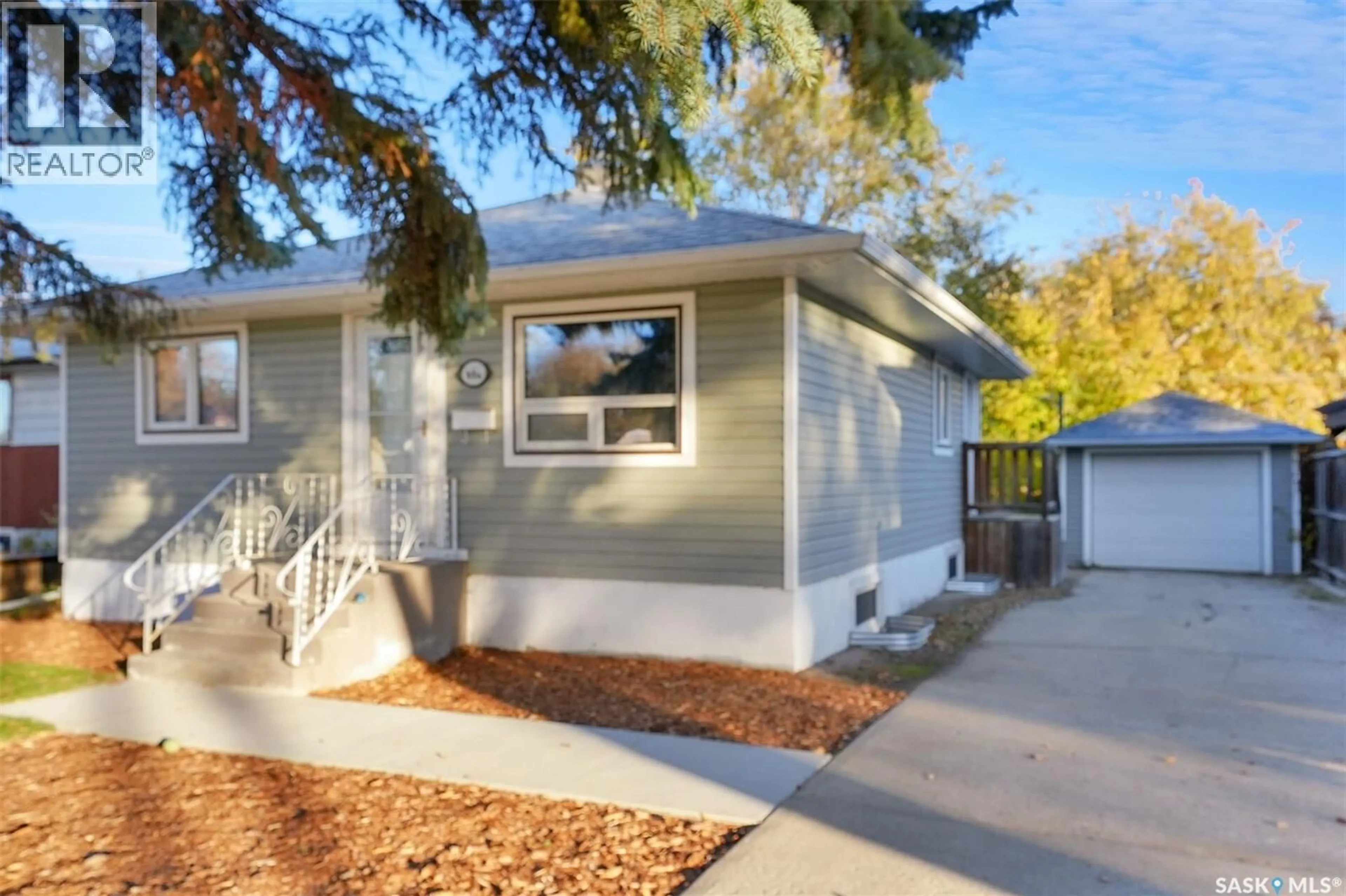 Home with vinyl exterior material, street for 668 GRANDVIEW STREET, Moose Jaw Saskatchewan S6H5L4