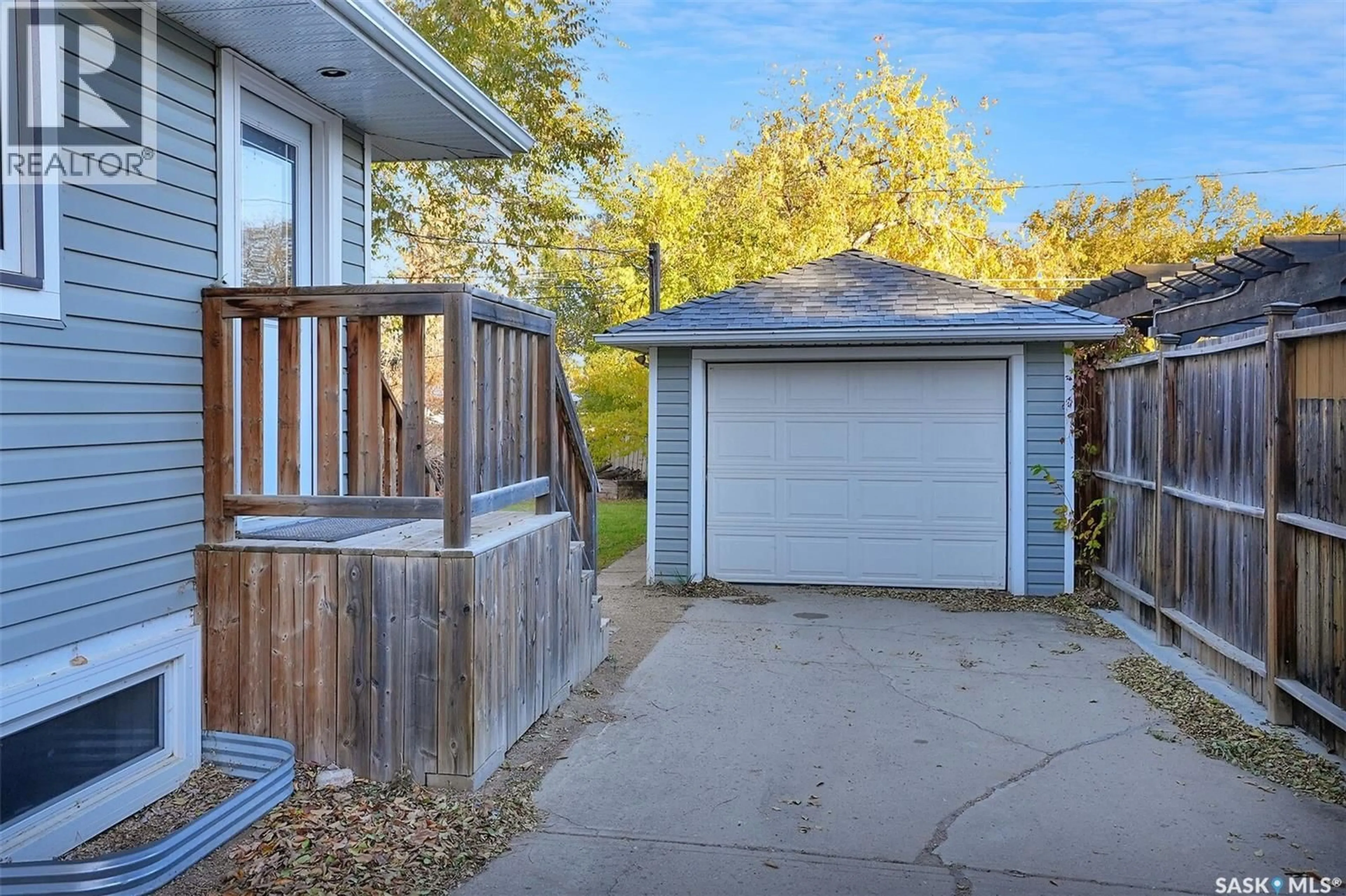 Patio, street for 668 GRANDVIEW STREET, Moose Jaw Saskatchewan S6H5L4