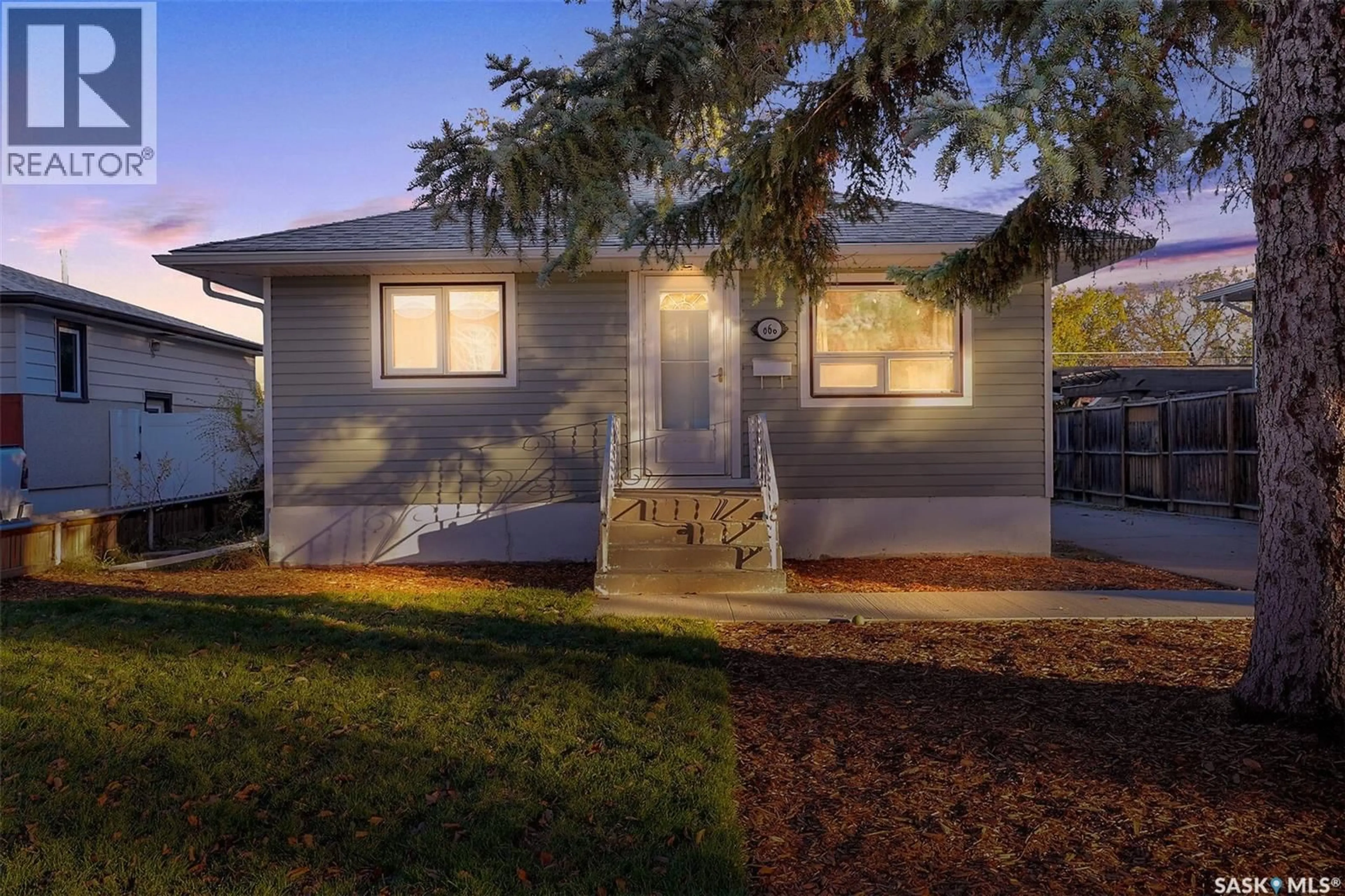 Home with vinyl exterior material, street for 668 GRANDVIEW STREET, Moose Jaw Saskatchewan S6H5L4